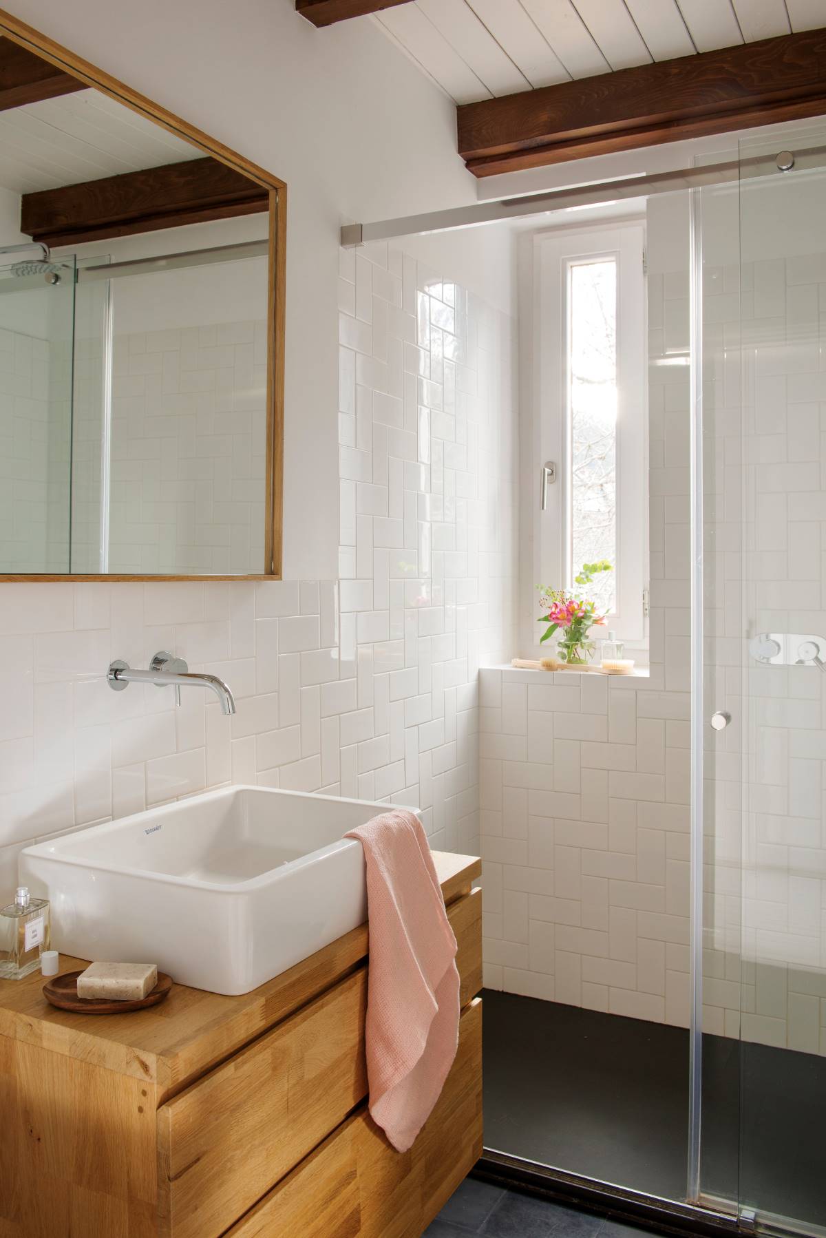 Baño pequeño moderno en blanco con mueble de madera.