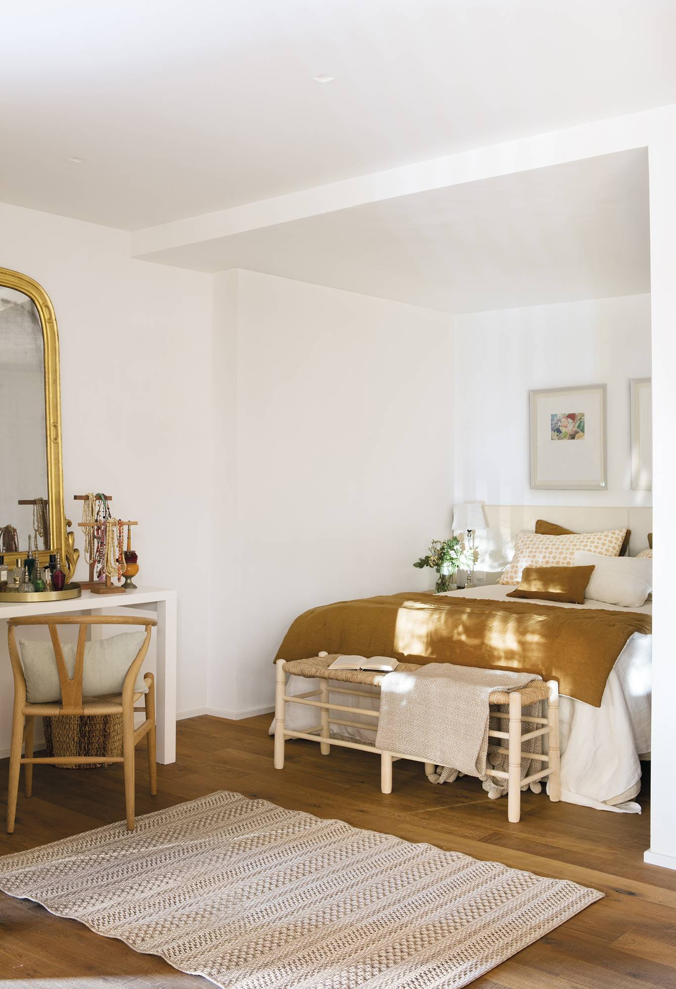 Dormitorio con zona de tocador con espejo dorado