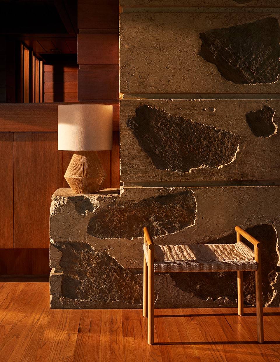 Banco de madera con asiento de papel trenzado de la colección primavera 2020 de Zara Home