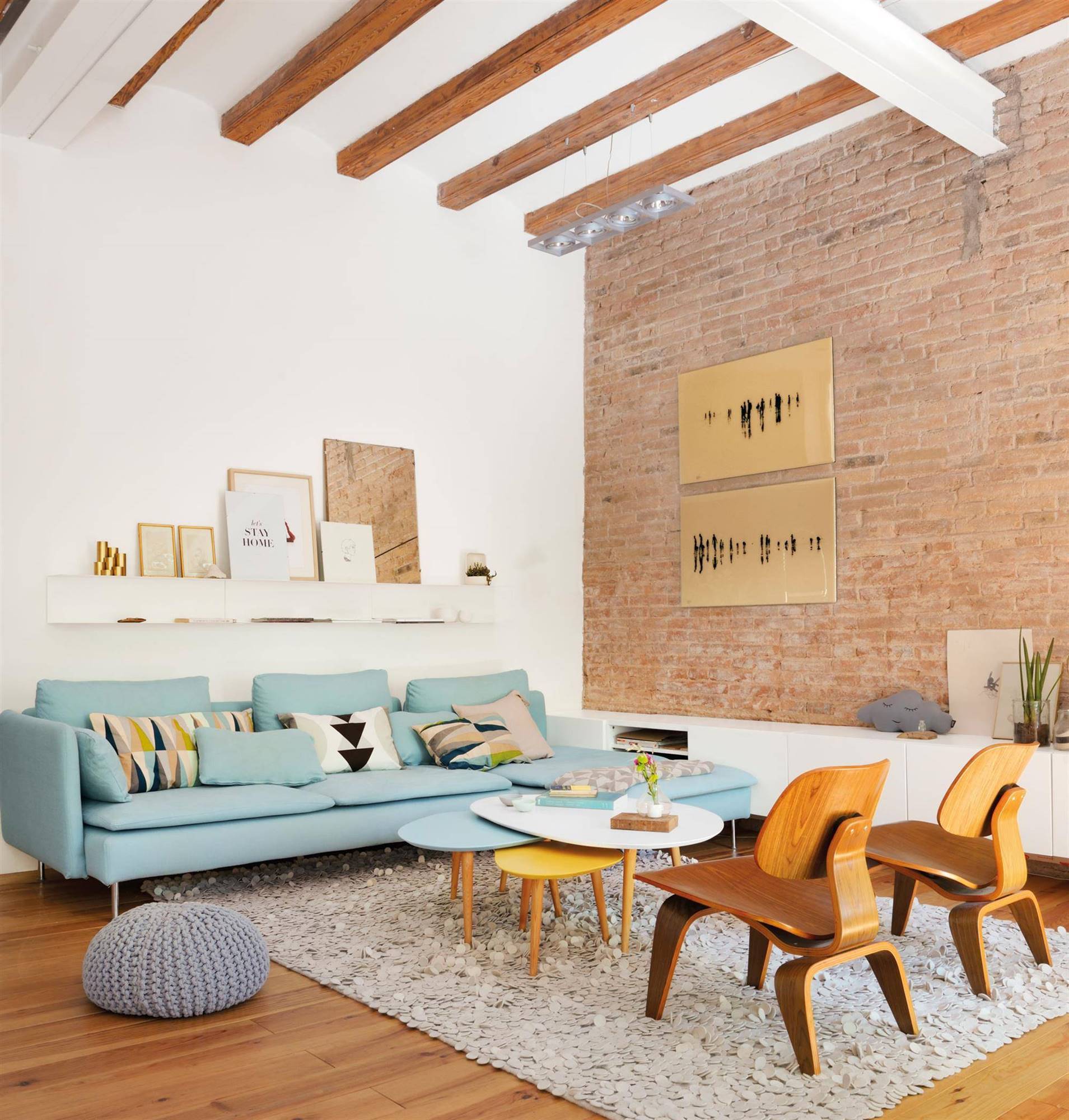 Salón con sofá color azul y muebles de diseño_436840-