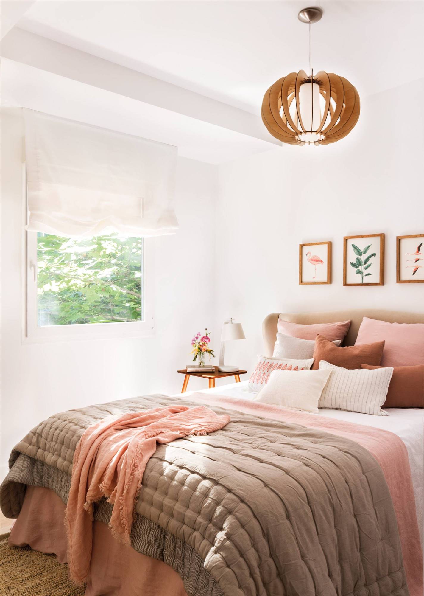 Dormitorio pequeño con cama con cabecero tapizado en rosa_00481009