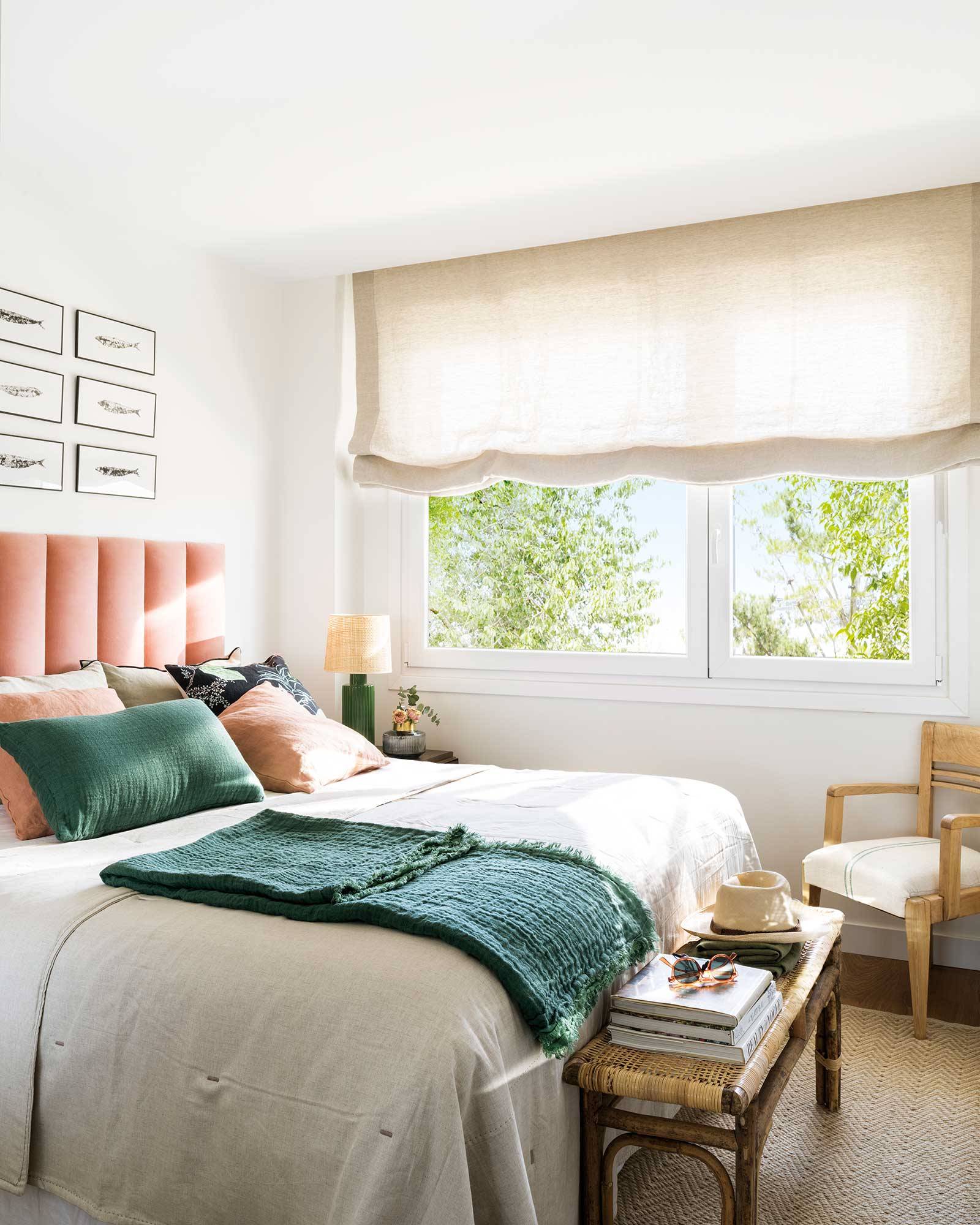 Dormitorio pequeño en blanco con cabecero tapizado en rosa_00511508