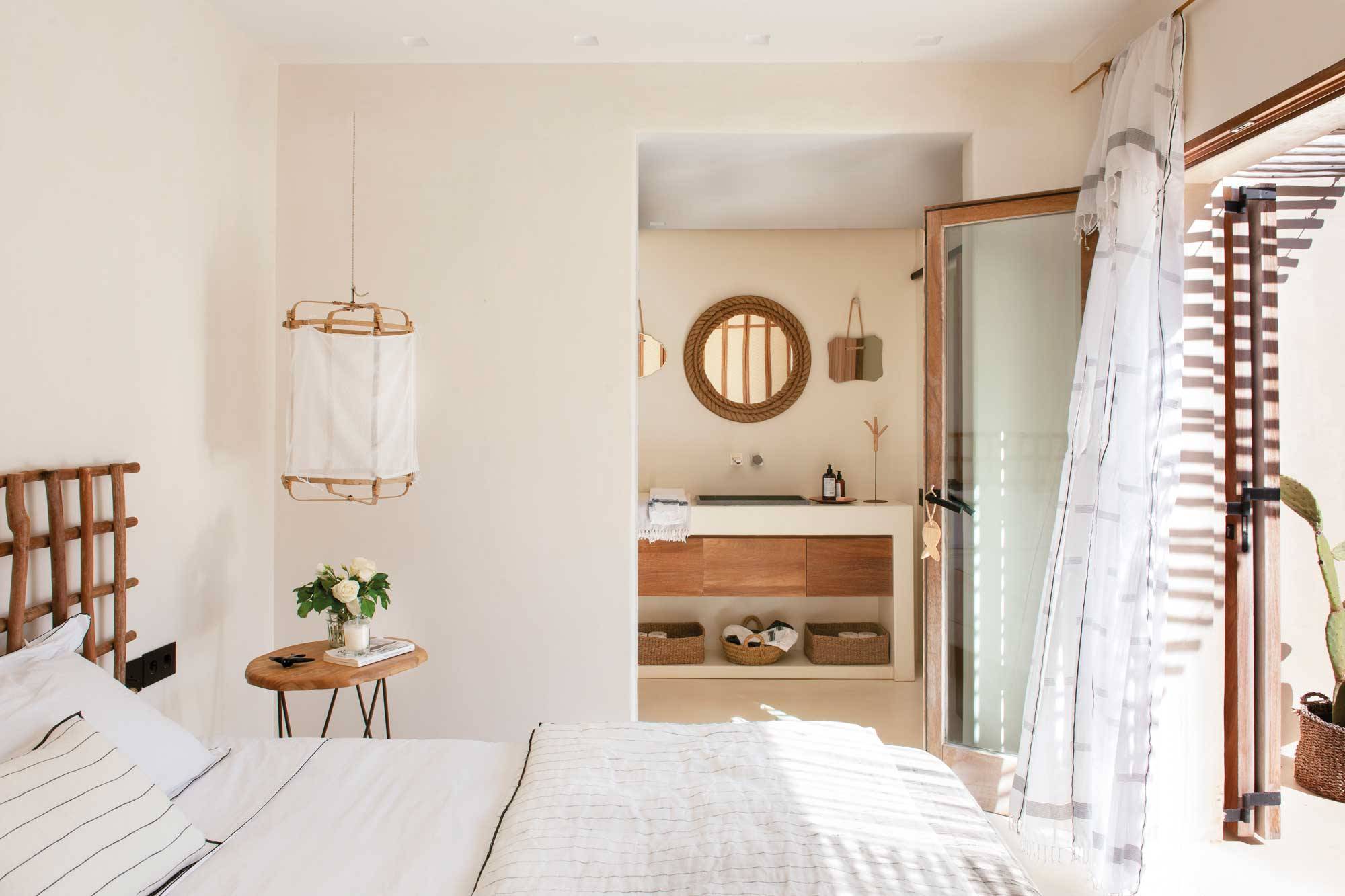 dormitorio-con-baño-integrado-y-muebles-de-obra-madera-y-fibra-00507084