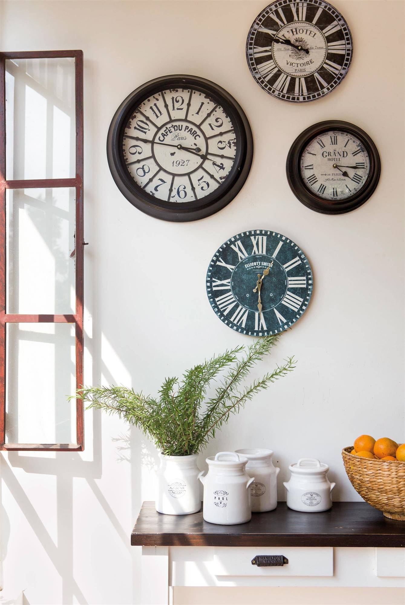 decorar la pared blanca de la cocina con relojes_00409382