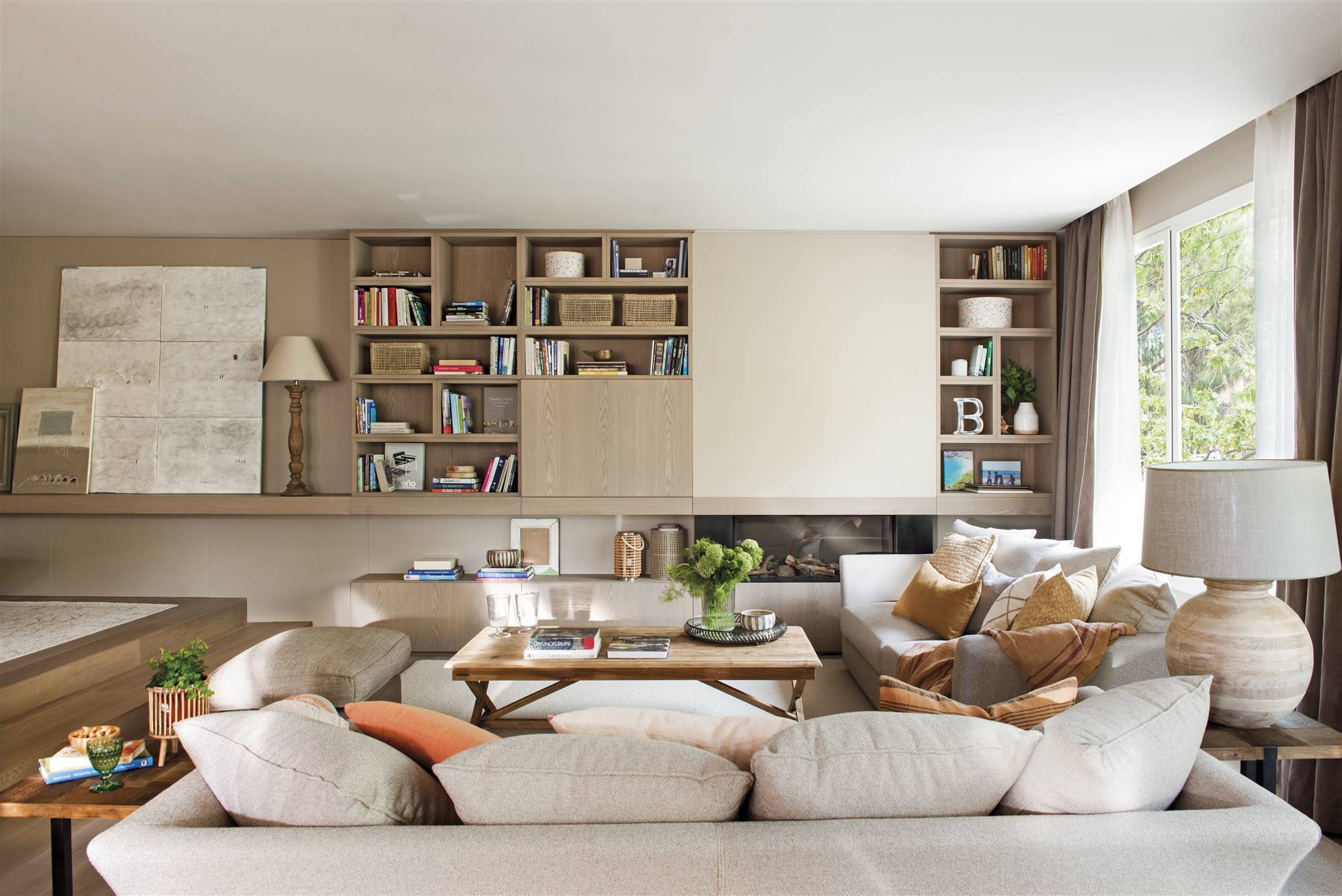 Salón con mueble a medida librería que integra el televisor