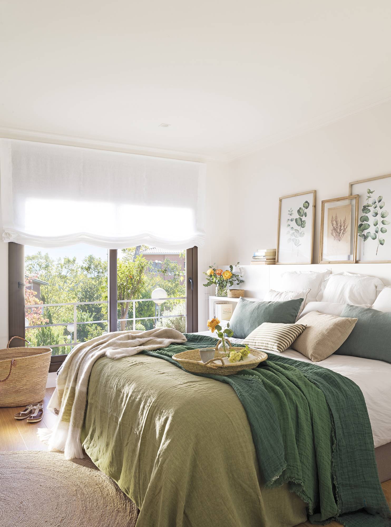 Dormitorio en blanco con ropa de cama verde_00501603