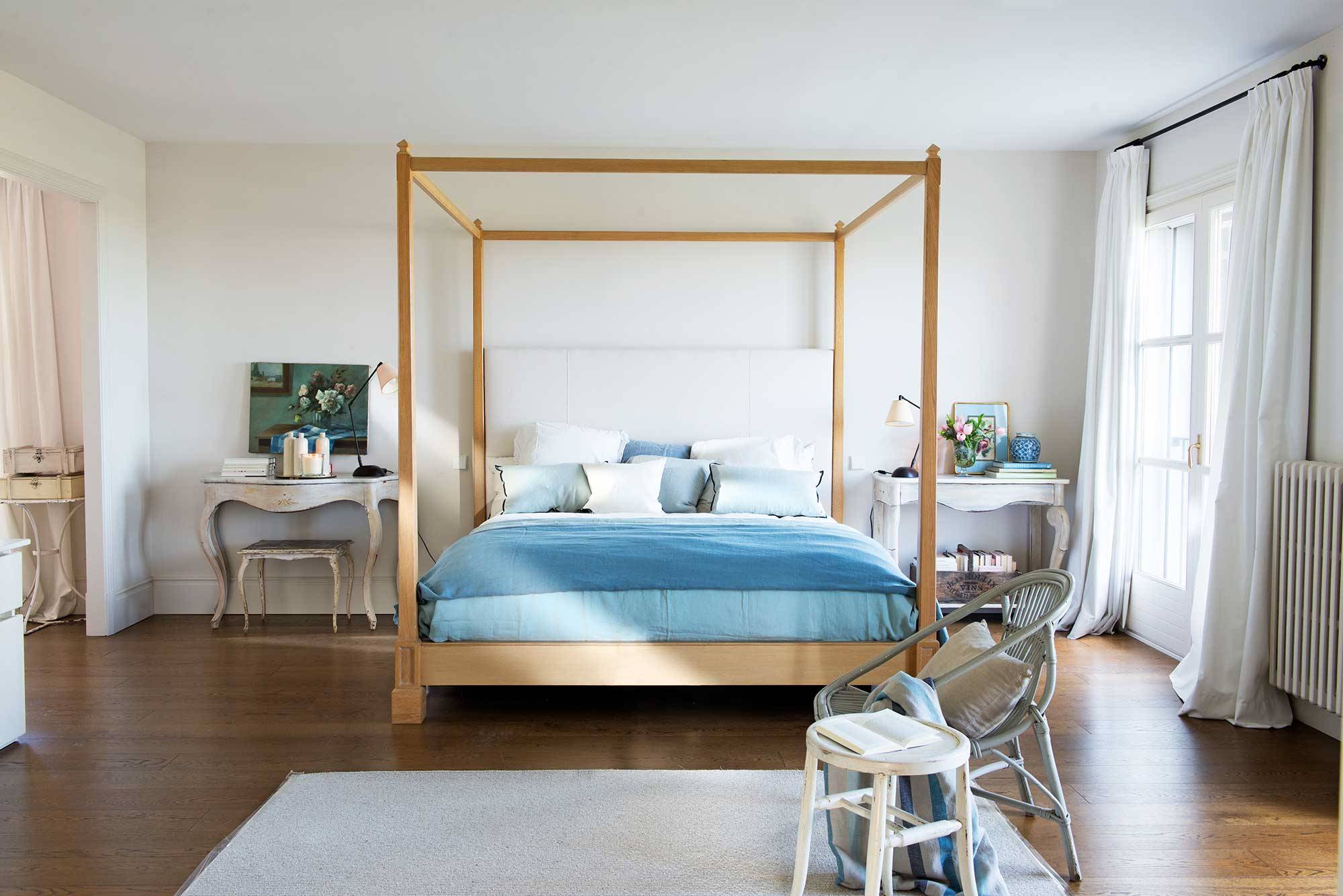 Dormitorio en blanco con cama con dosel de madera_00503725 O