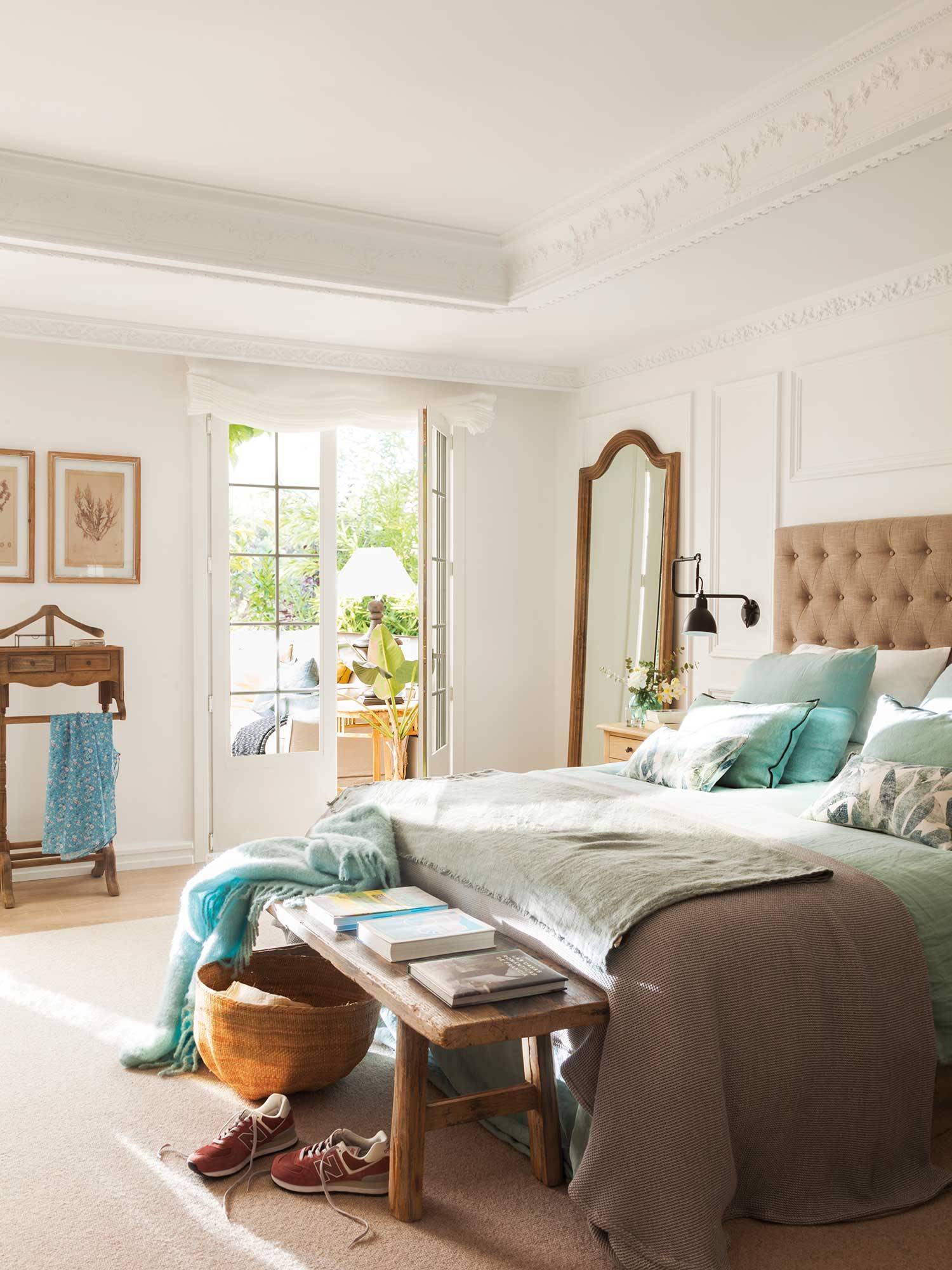 Dormitorio clásico con molduras en blanco_00506970