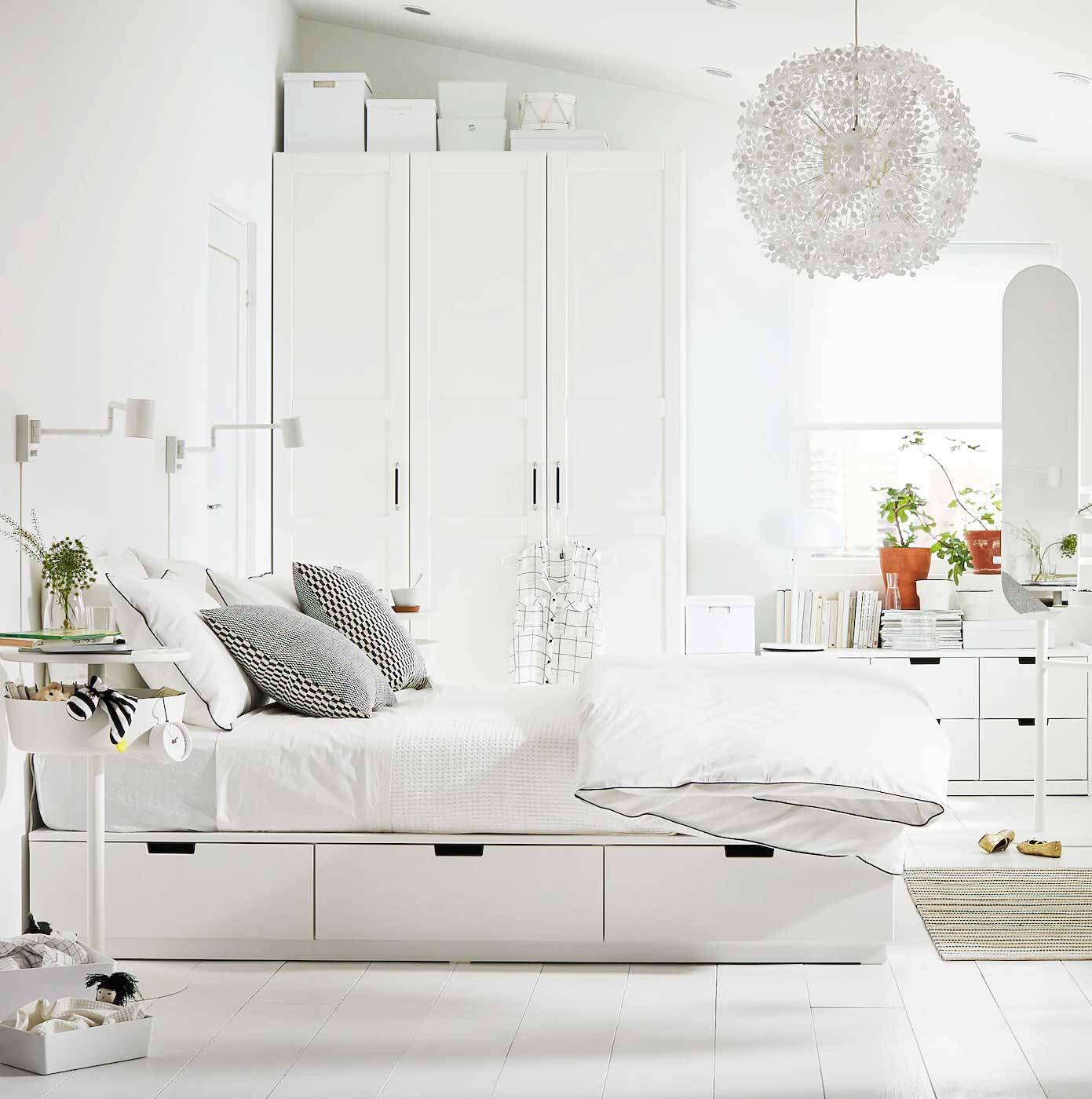 Habitación blanca con básicos Ikea