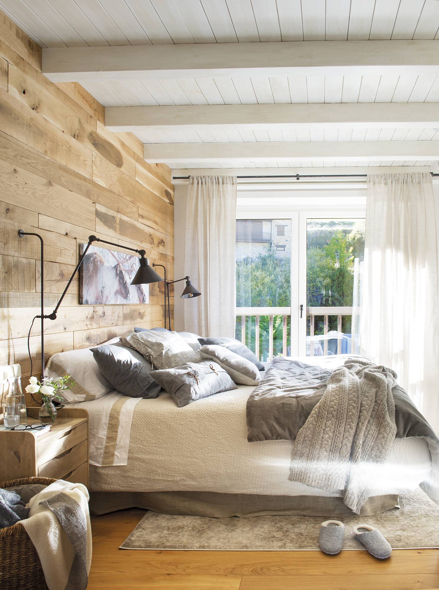 Dormitorio de montaña con pared revestida de lamas de madera