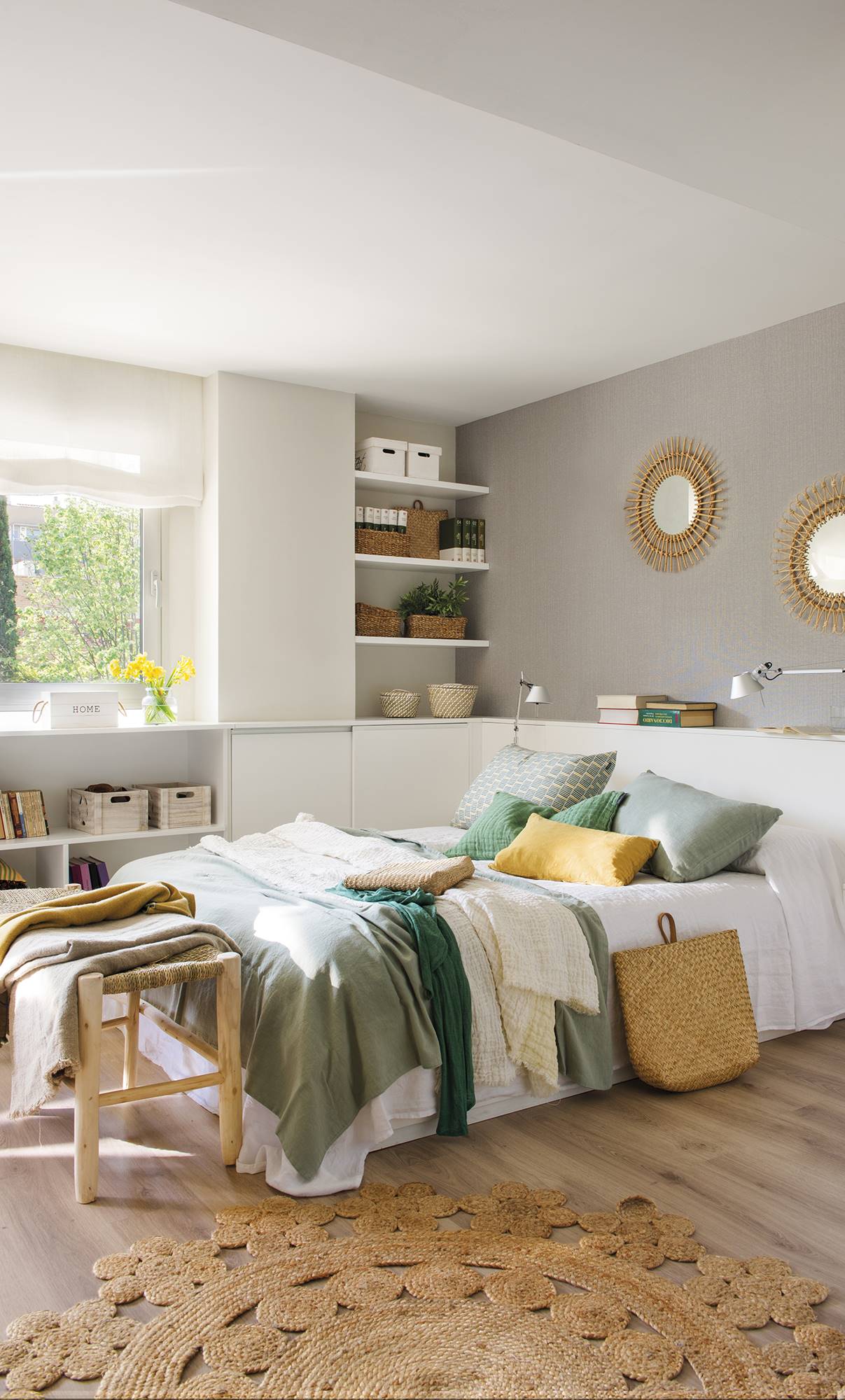 Dormitorio blanco con armarios y baldas en la pared del cabecero