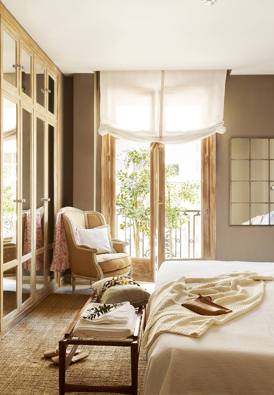 Dormitorio con armarios a pie de cama de madera y con frentes de espejo_00418475