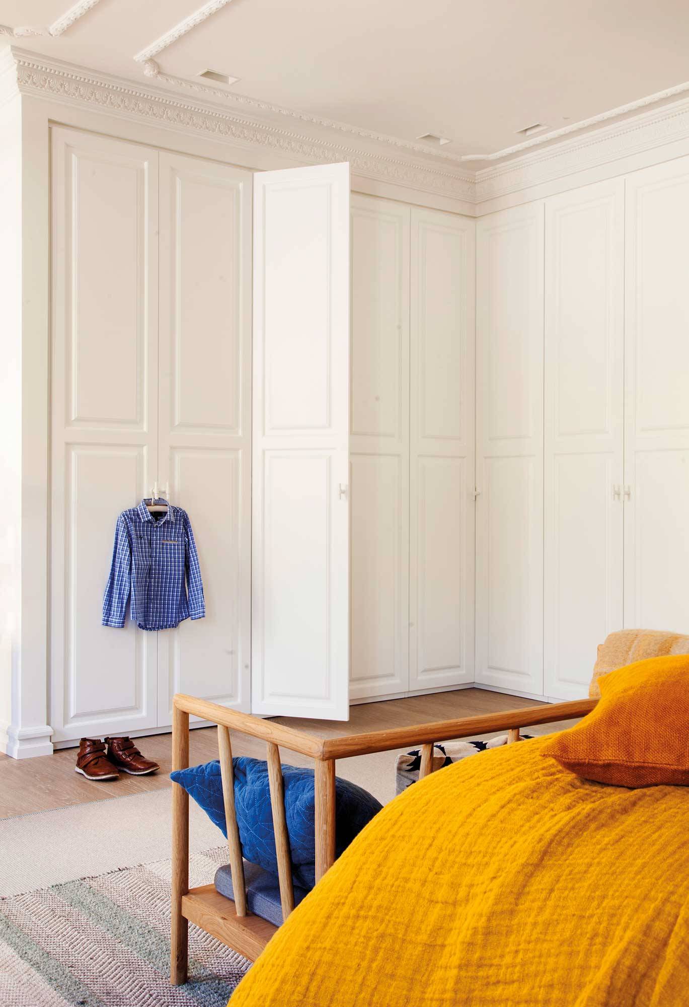 Dormitorio clásico y armario blanco actual con molduras_00506990