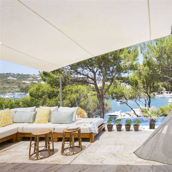 Una preciosa casita blanca y azul en Menorca 