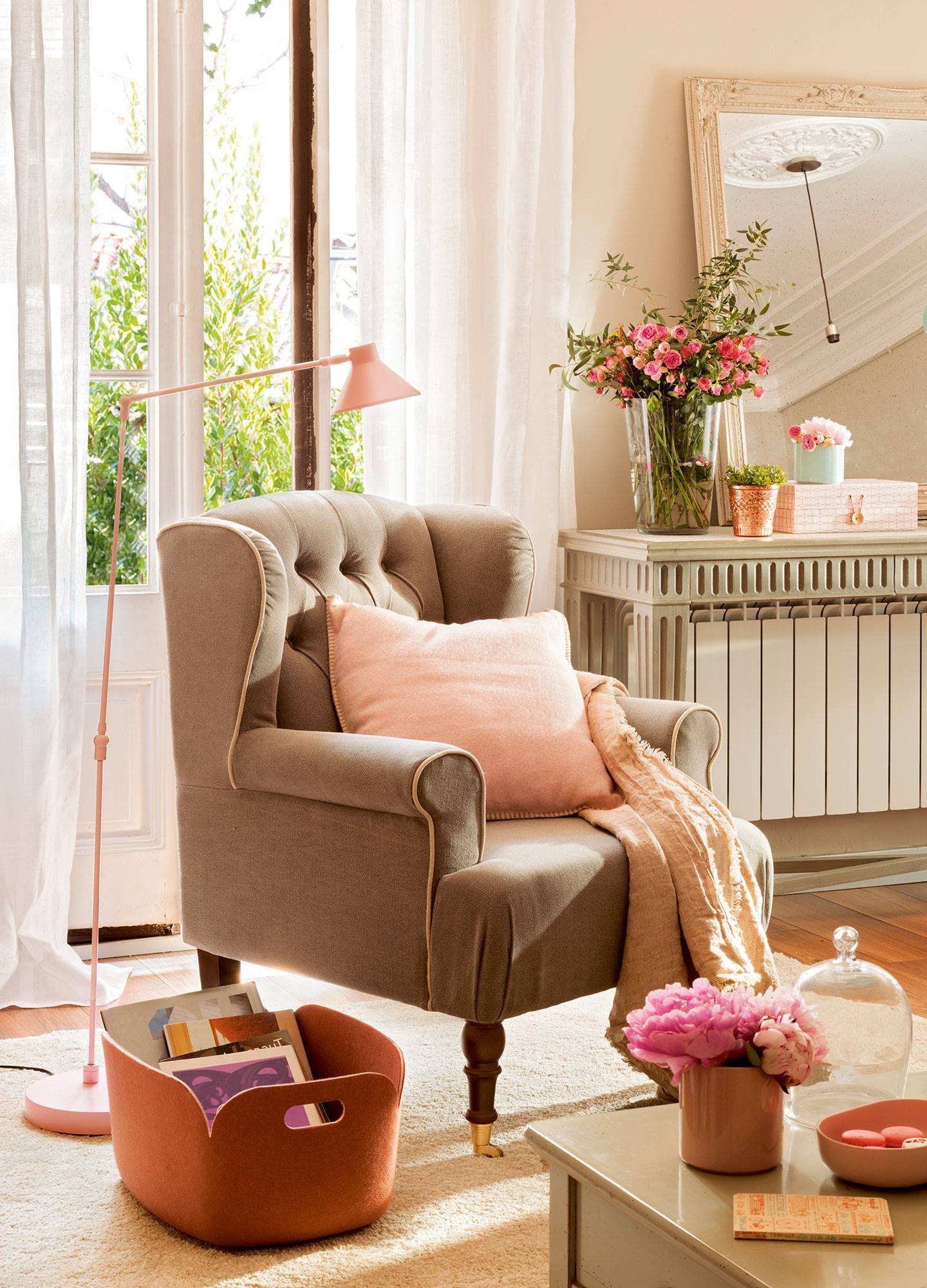 Rincón de lectura con sillón marrón y lámpara de pie rosa