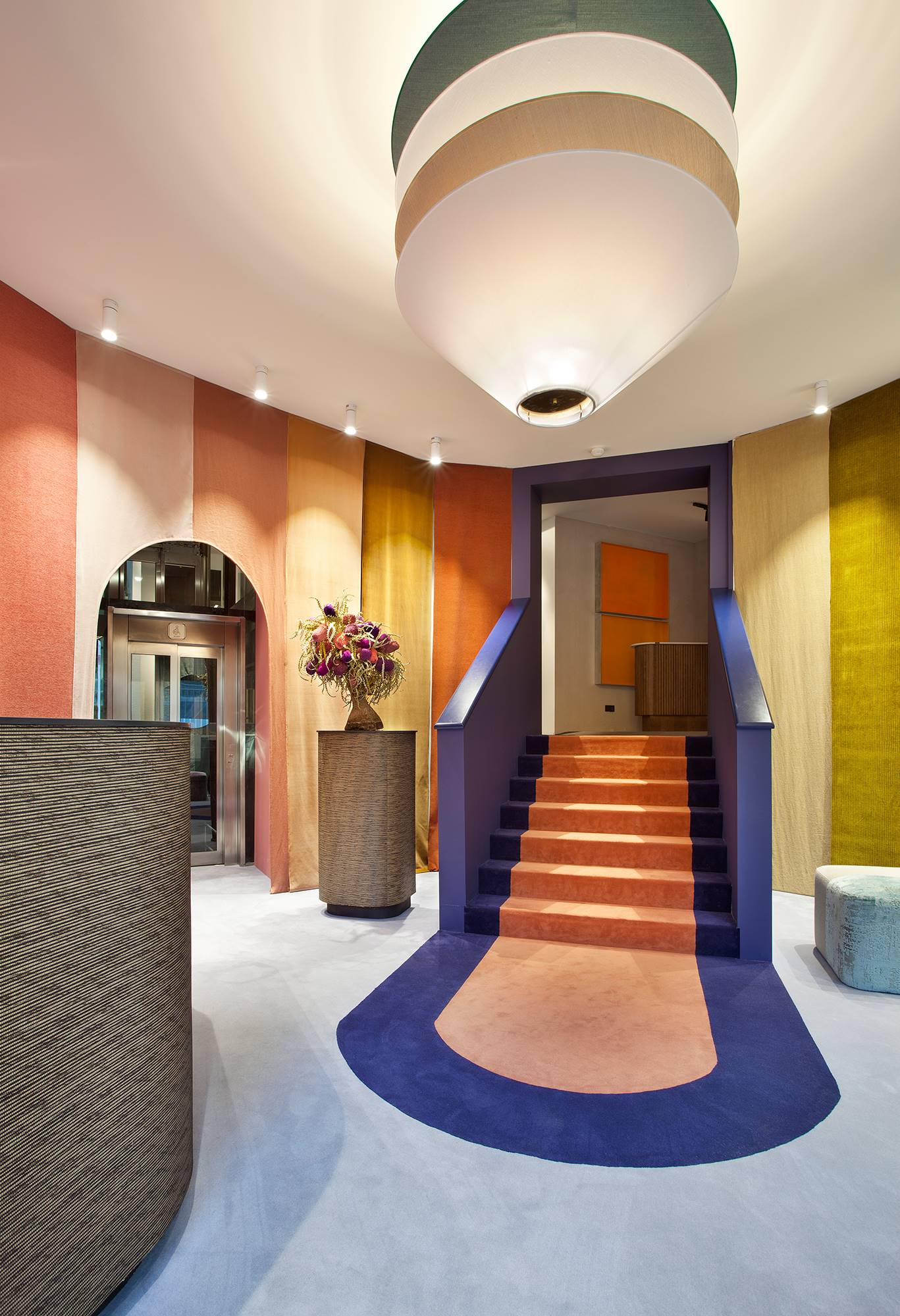 Hall de entrada y escalera decorada a dos colores