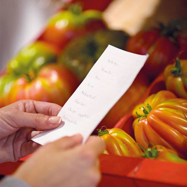 detalle-de-manos-sujetando-lista-de-la-compra-y-tomates-de-fondo be963e2f 947x1280