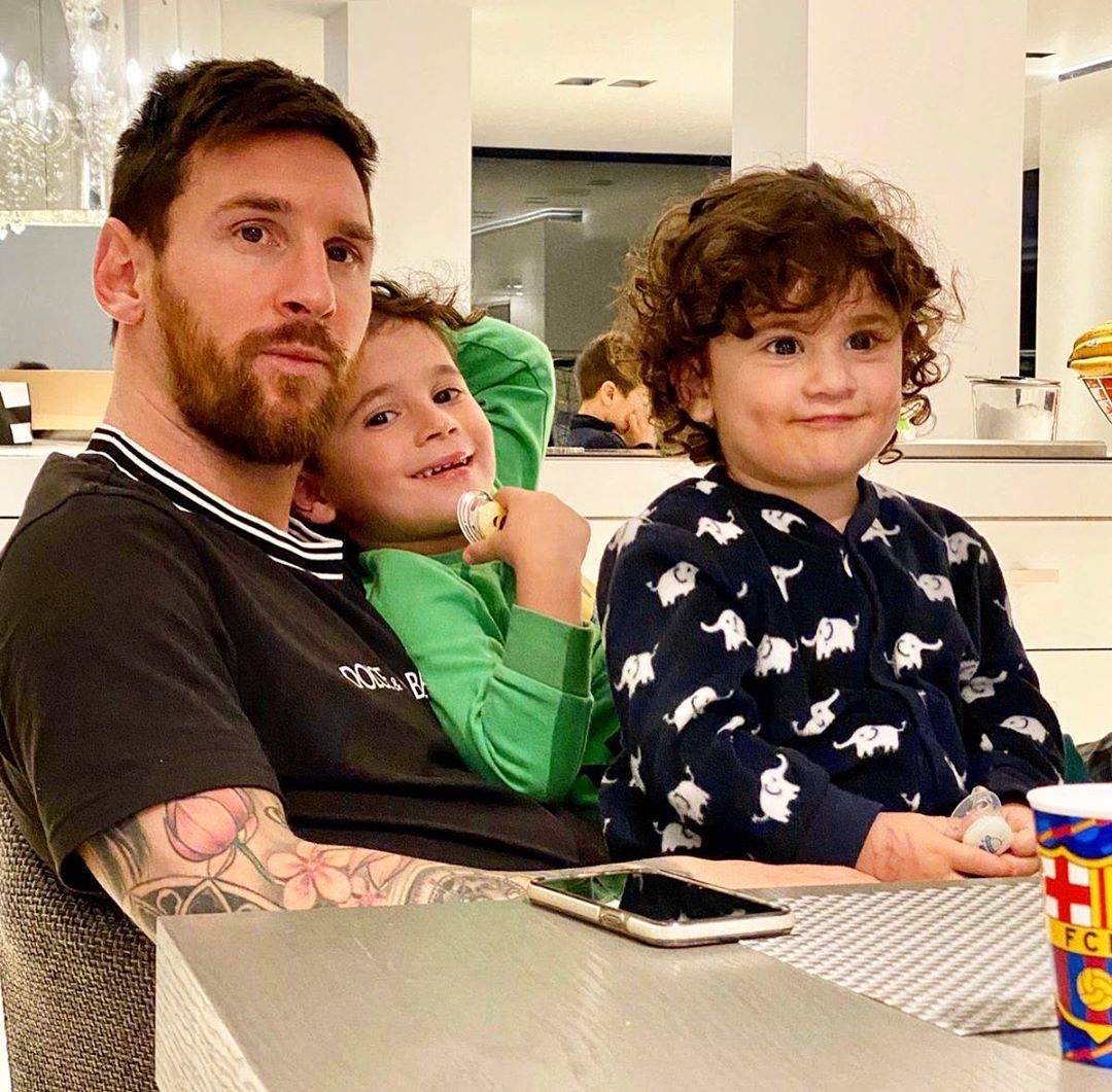 Messi en casa con sus hijos