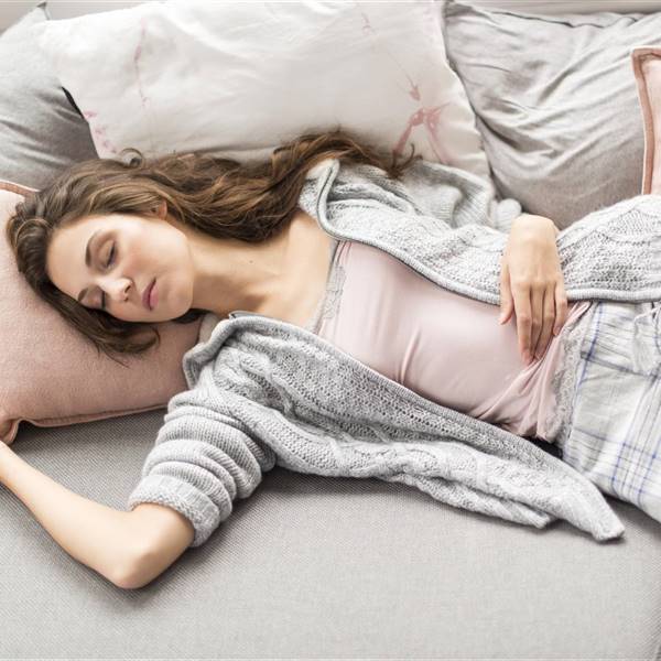 Mujer durmiendo en el sofá con pijama