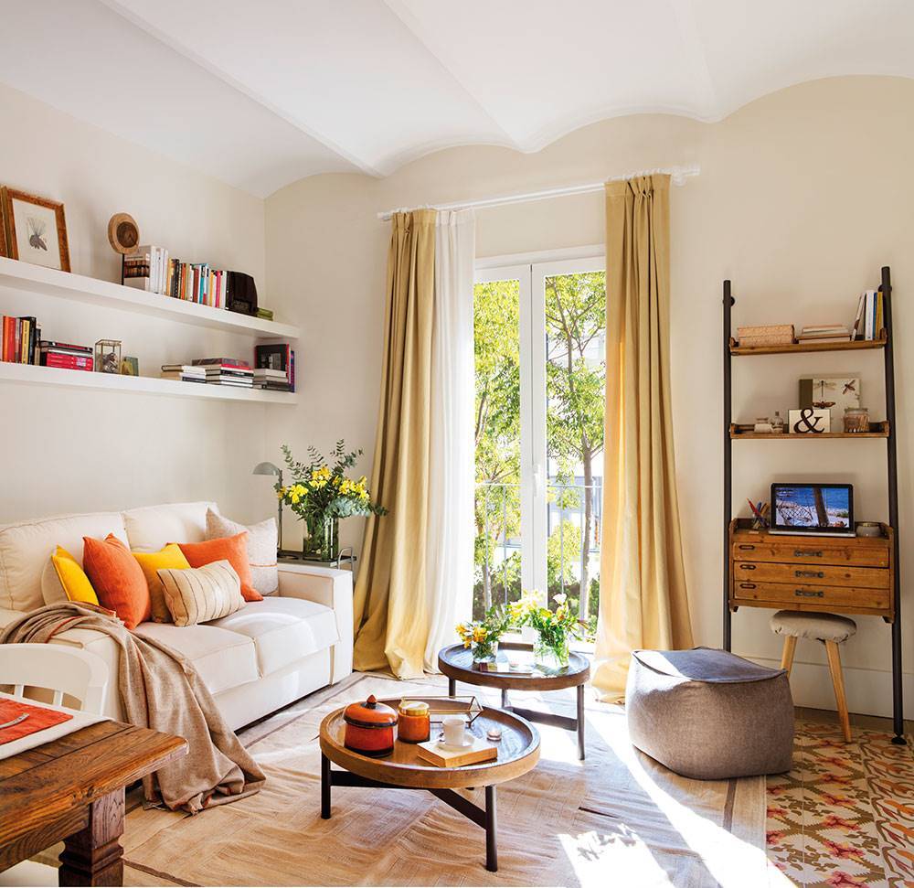 Salón pequeño con sofá, baldas y mueble mini de escritorio.