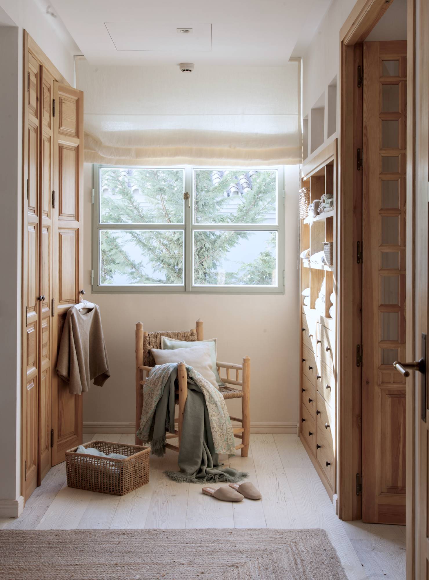 armario empotrado vestidor con puertas de madera y abierto-00480791 O