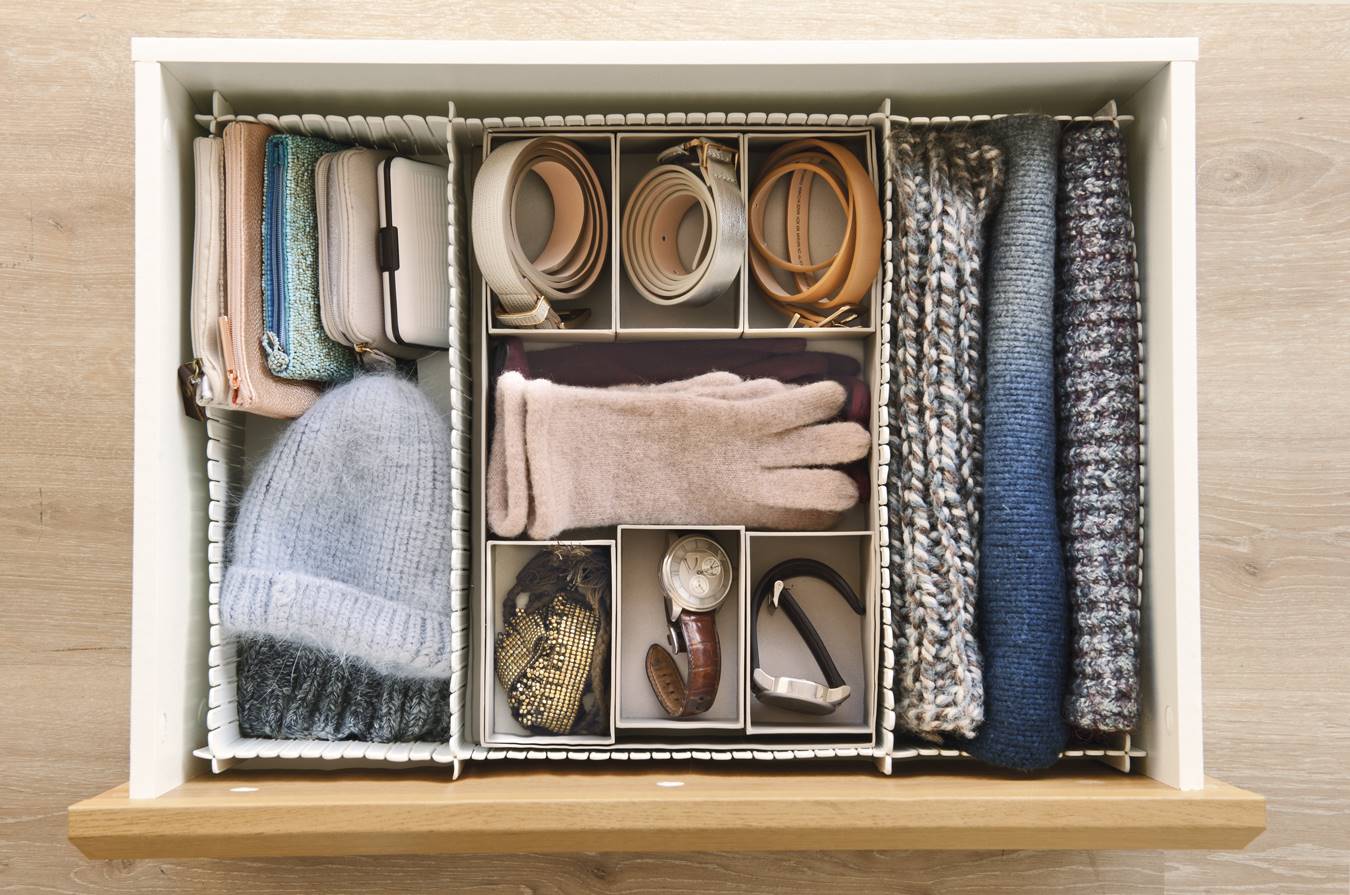Cajón de madera con separadores para accesorios como guantes, bufandas, gorros y relojes