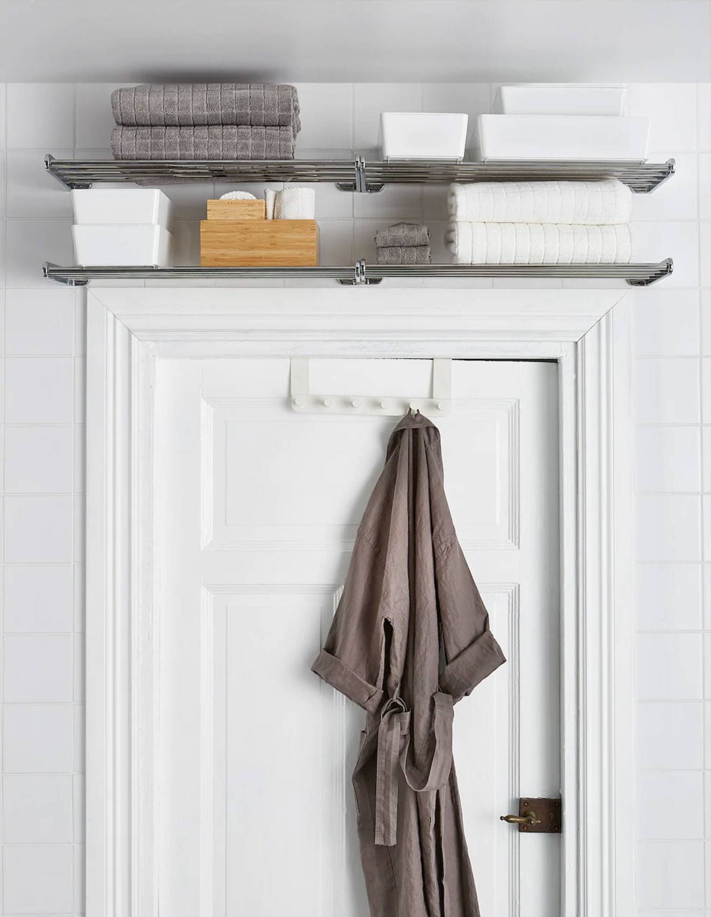 estantería-toallero-sobre-puerta-de-Ikea