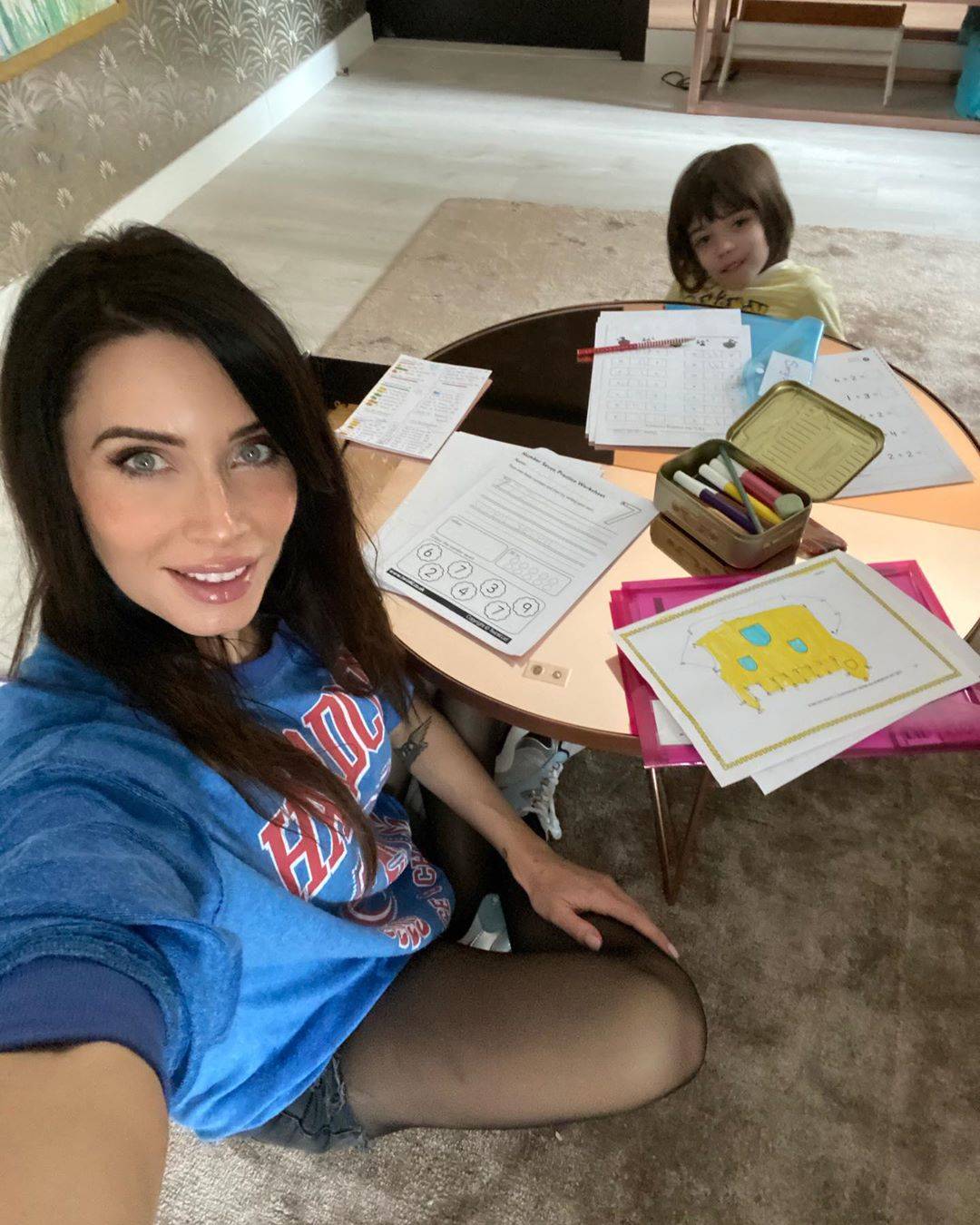 Pilar Rubio haciendo lo deberes con su hijo en casa