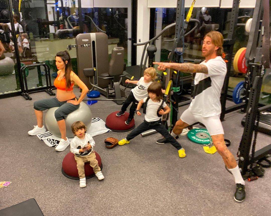 Sergio Ramos entrenando en el gimnasio de su casa con su familia