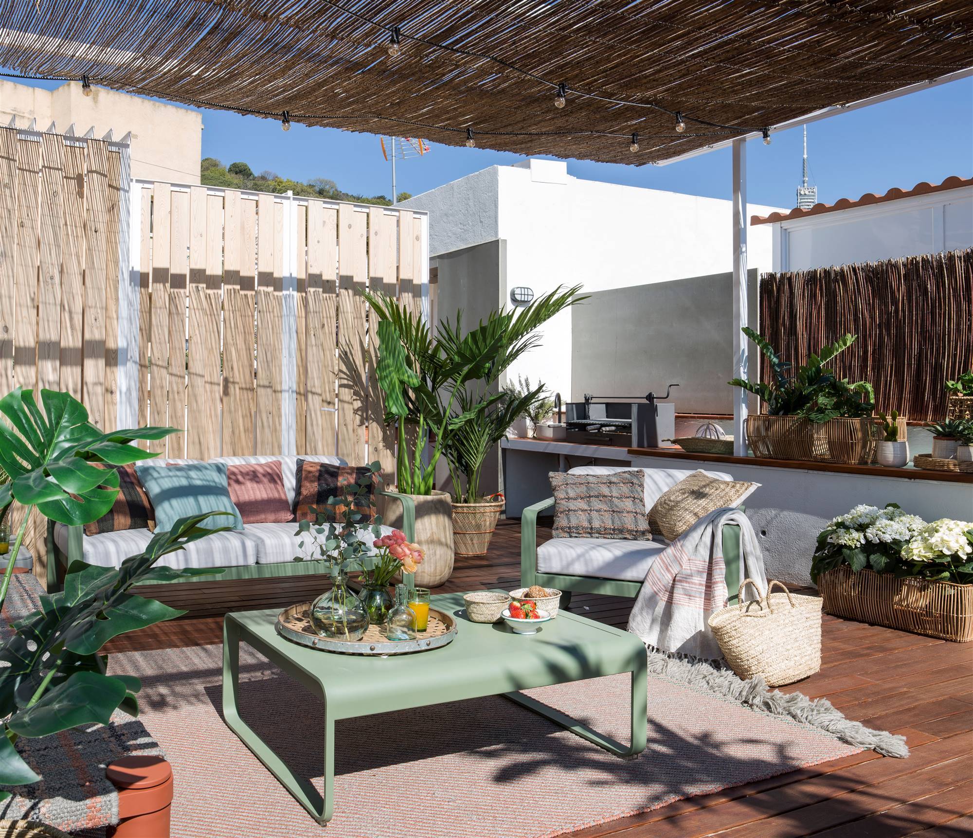 terraza con muebles de exterior verdes y alfombra_00504068_O