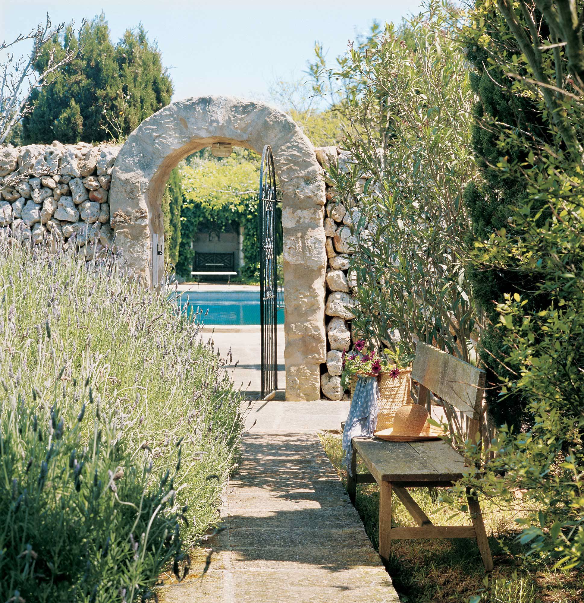 Jardín con puerta de piedra y lavanda_00162661