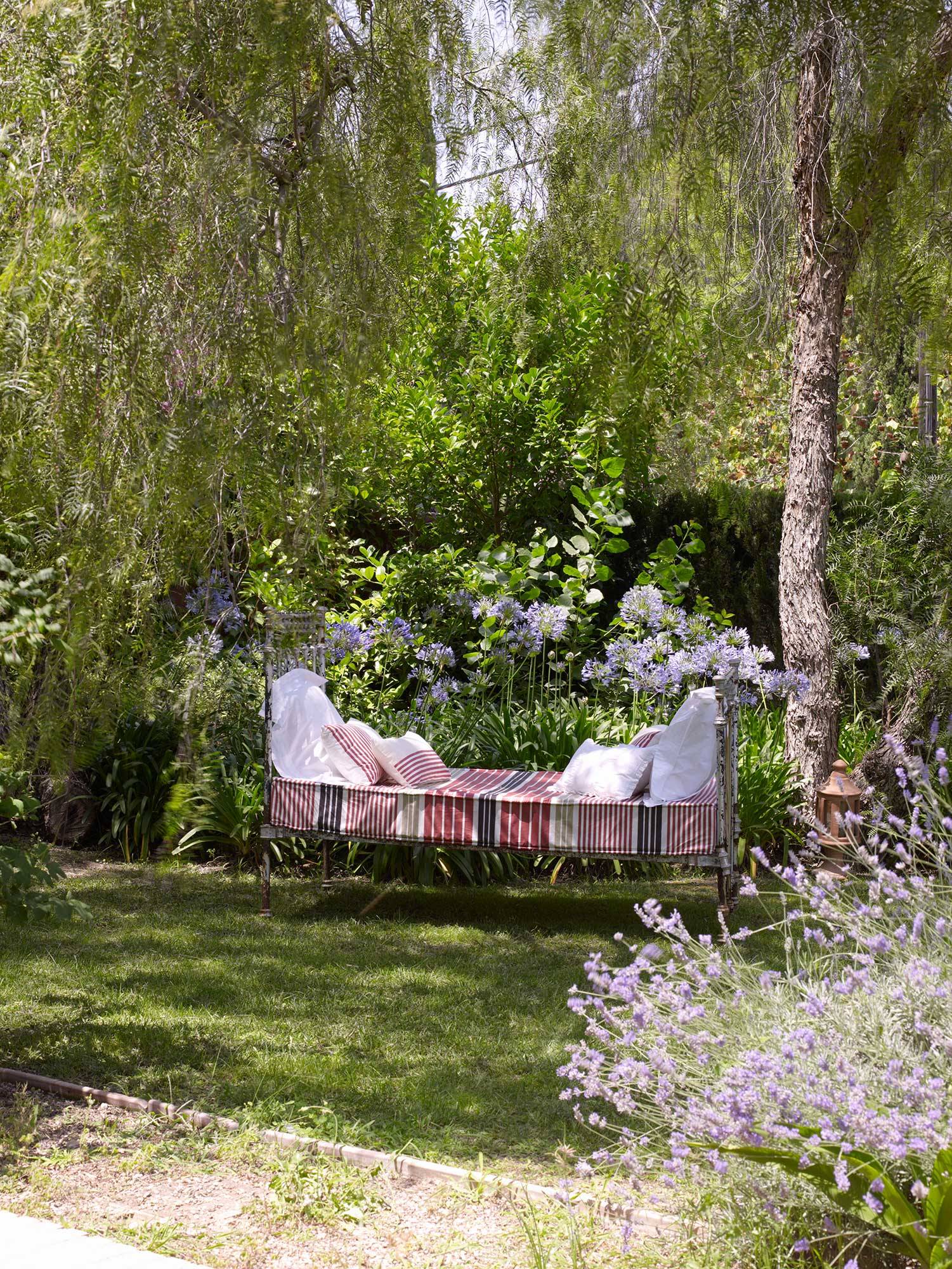 Jardín con lavanda y sofá de hierro_00239168 O