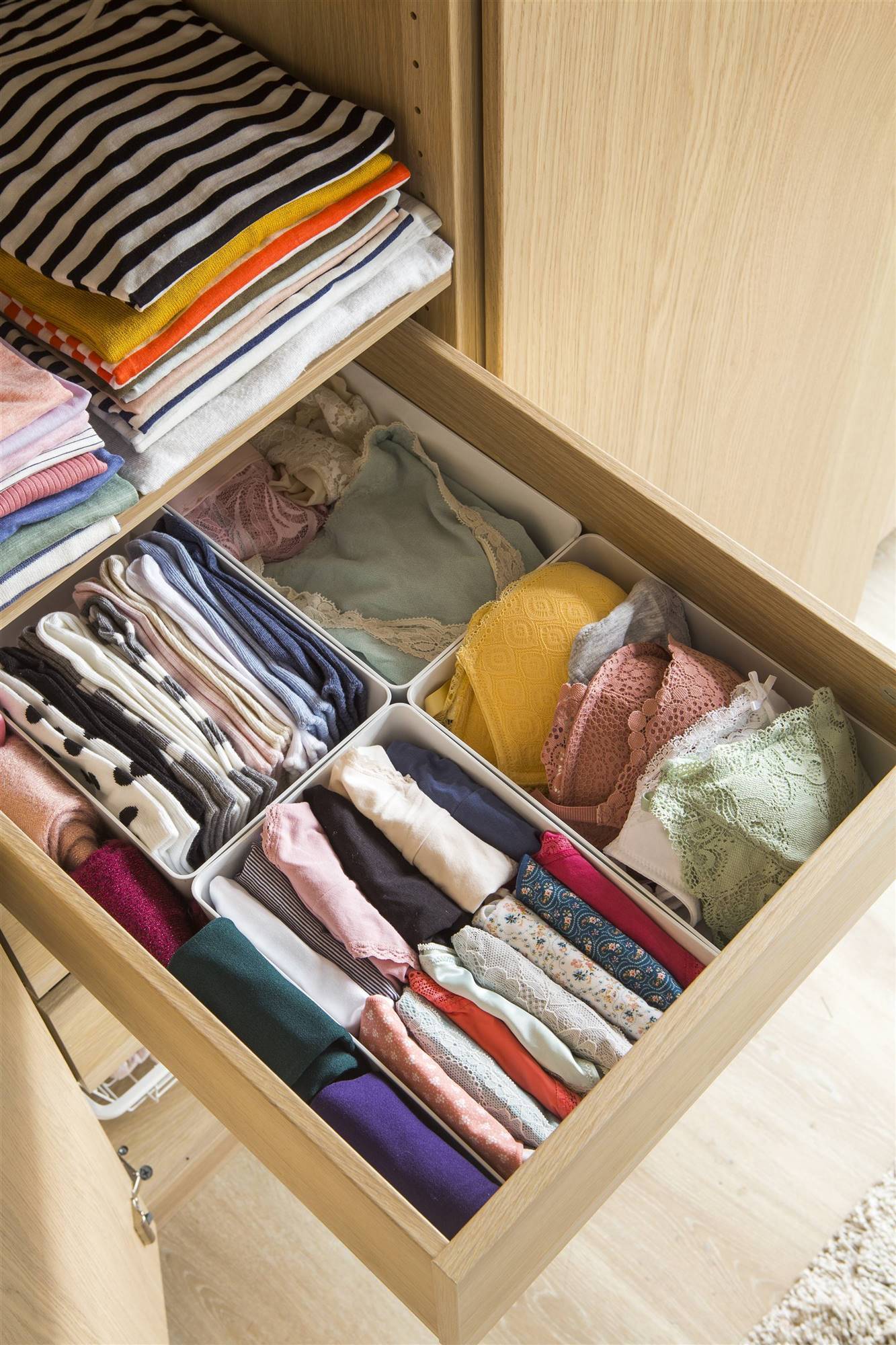 Cajón de armario con separadores para la ropa interior.