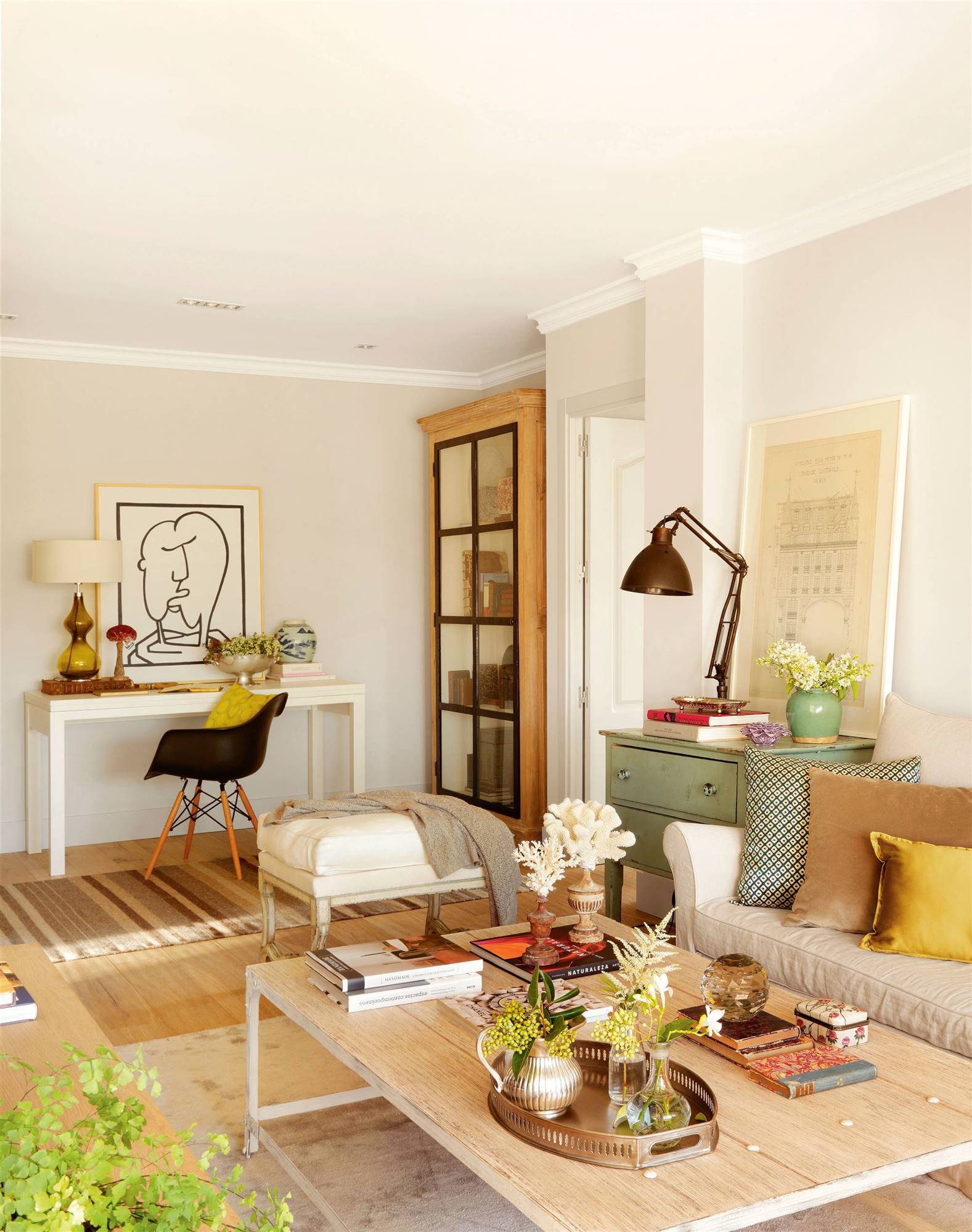 salon con mesa de centro de madera sofa beige y vitrina de madera_00355571