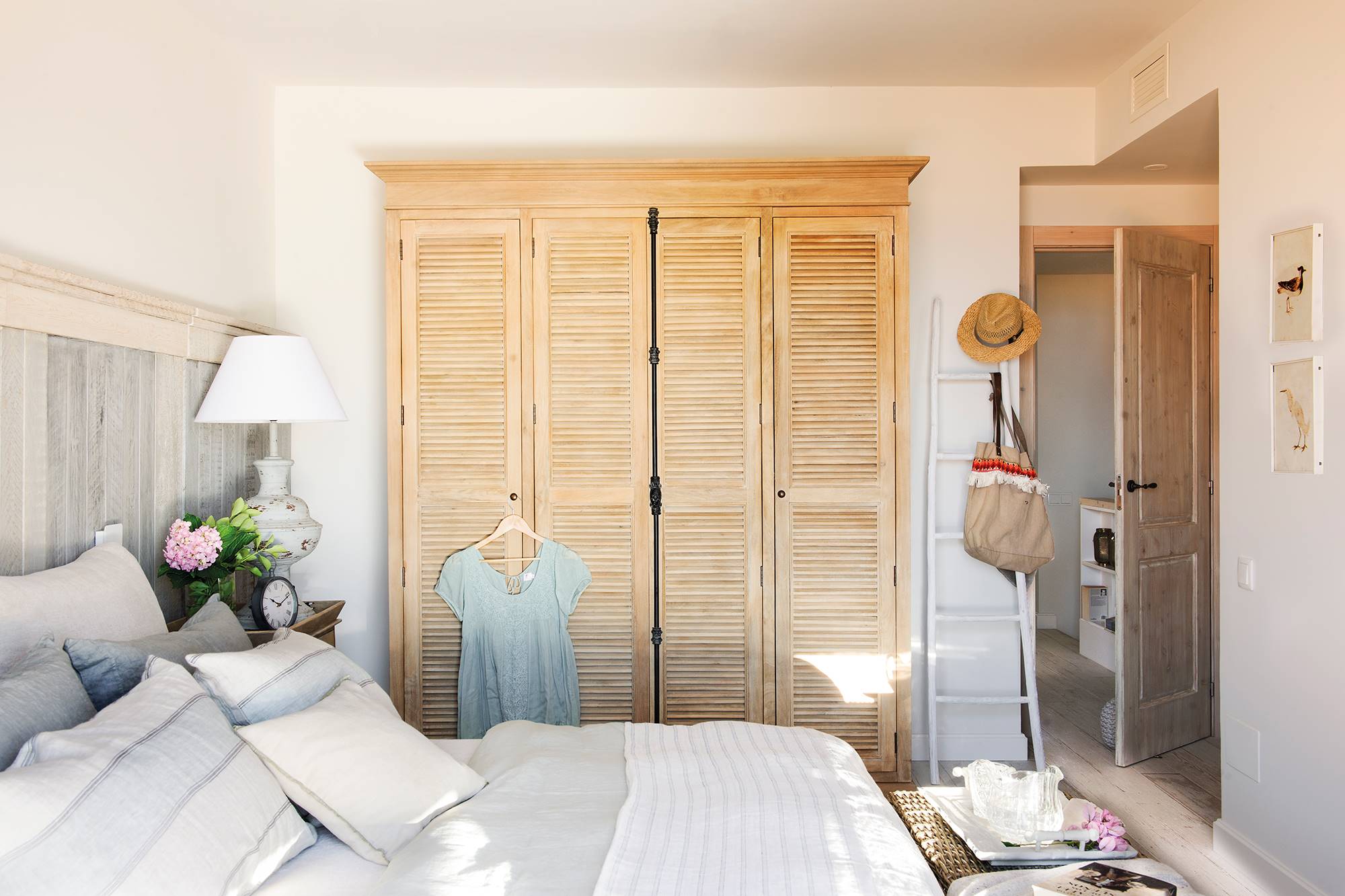 Dormitorio con cabecero de lamas de madera y armario con puertas de persiana_0466614