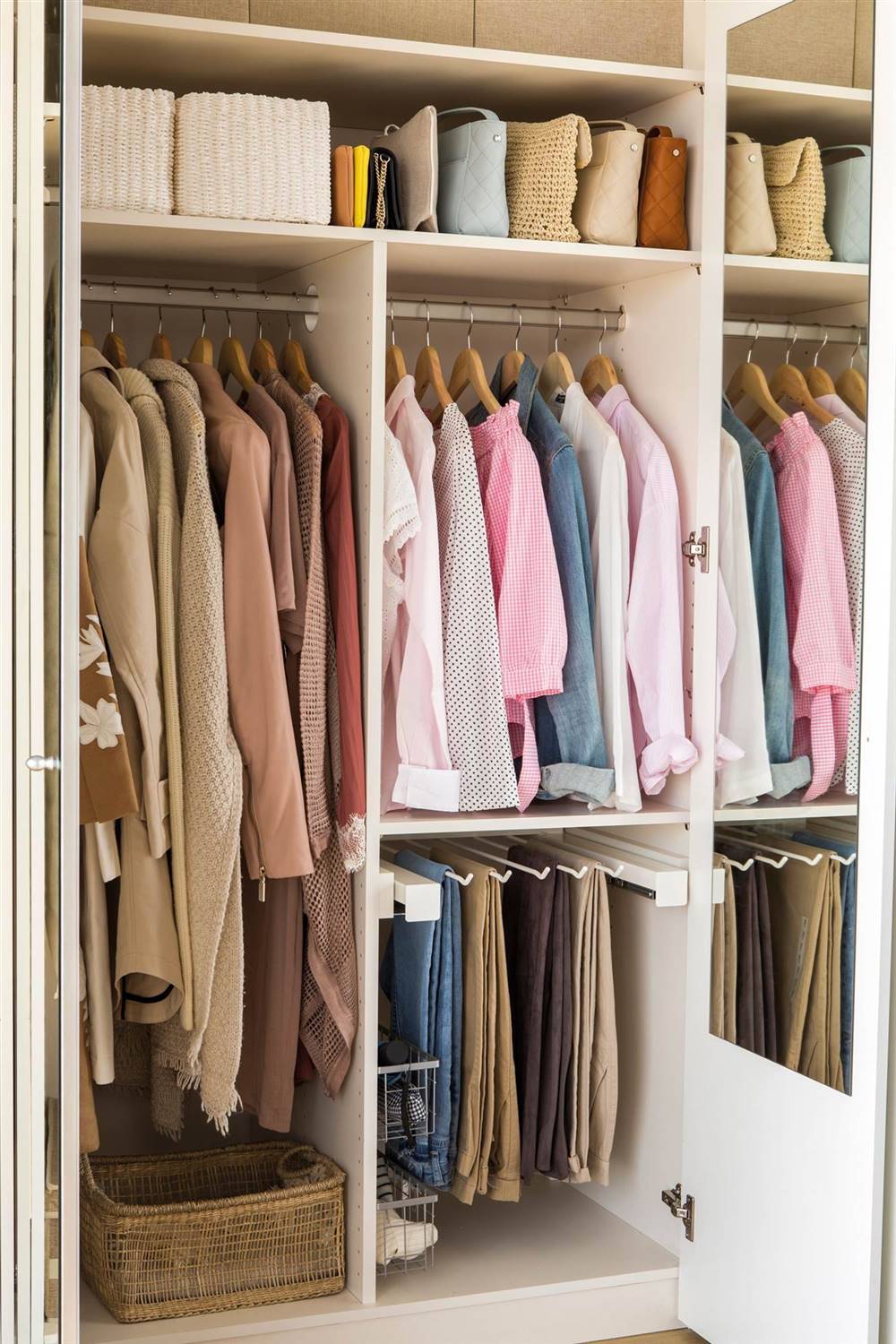 armario-abierto-con-ropa-organizada