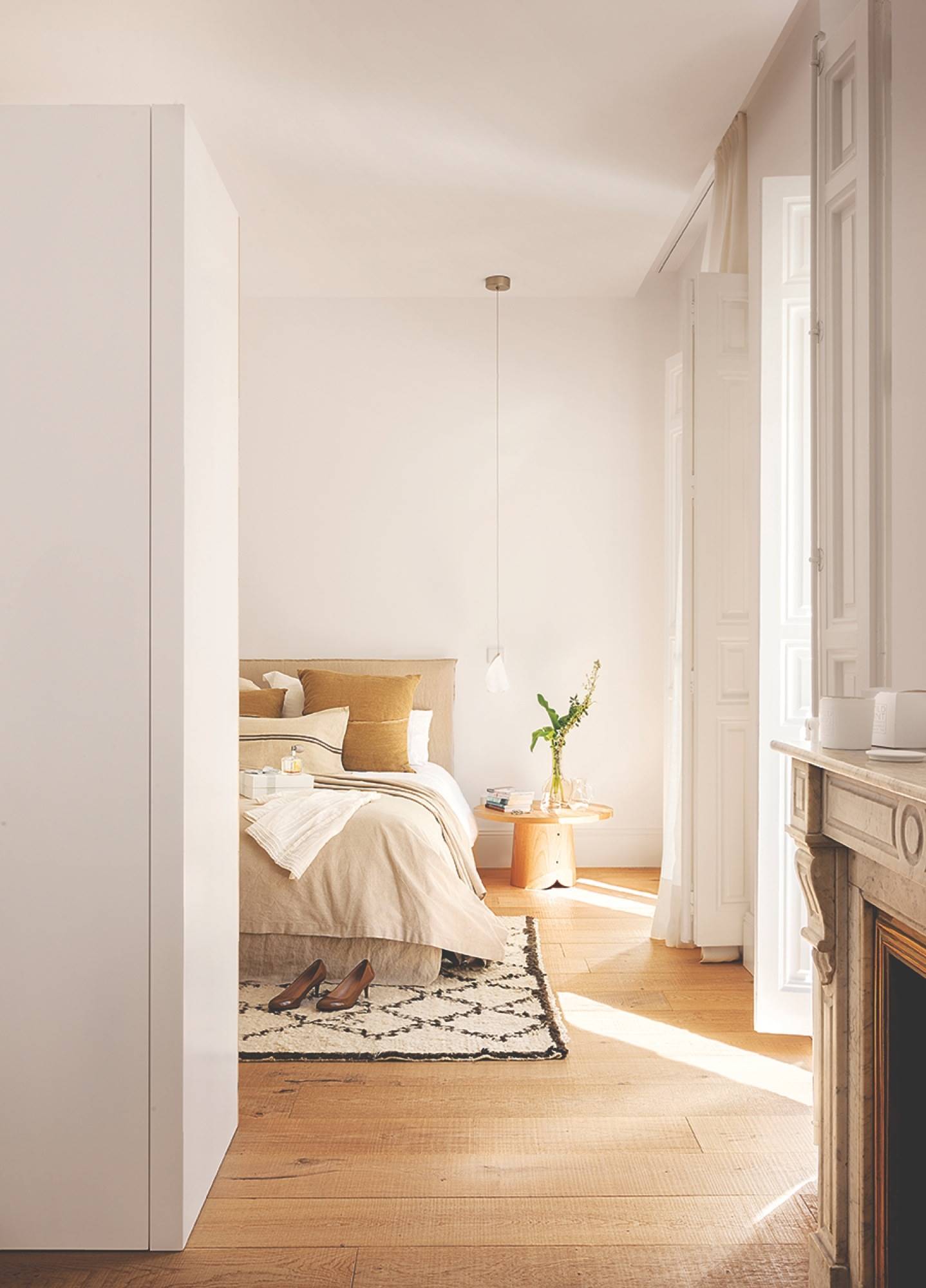 Dormitorio en blanco en finca regia con suelo laminado