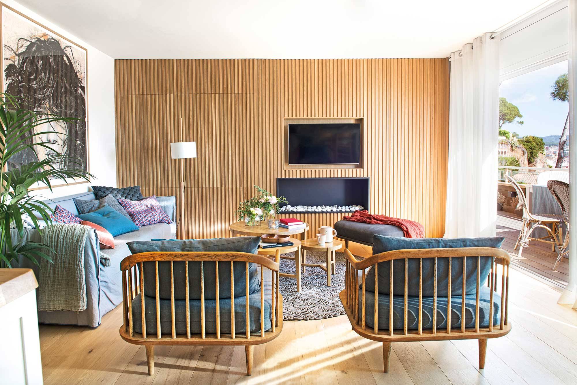 Salón de apartamento de verano con pared revestida de madera_00508550
