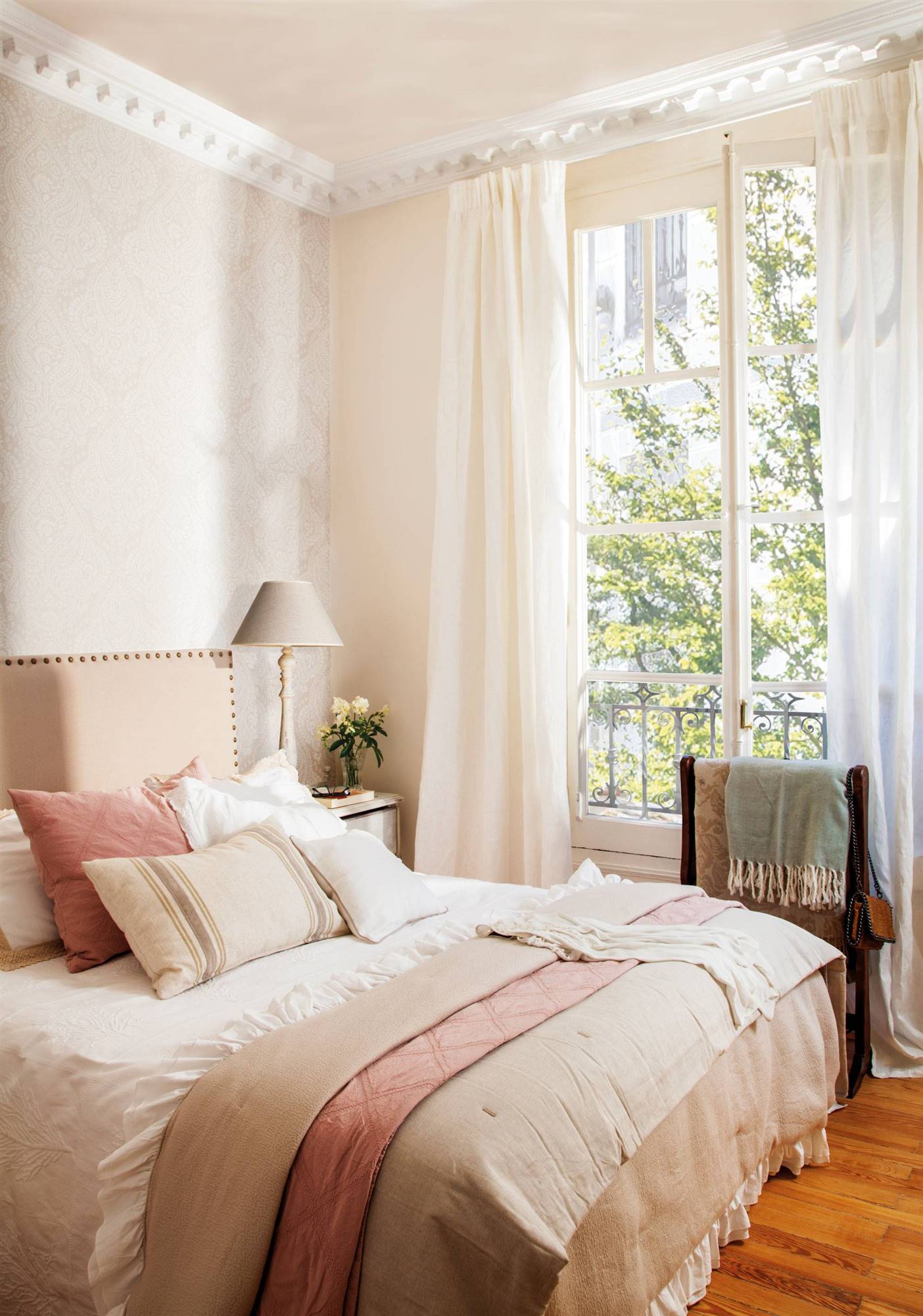 Dormitorio clásico con papel pintado y galán de noche de madera_00482198