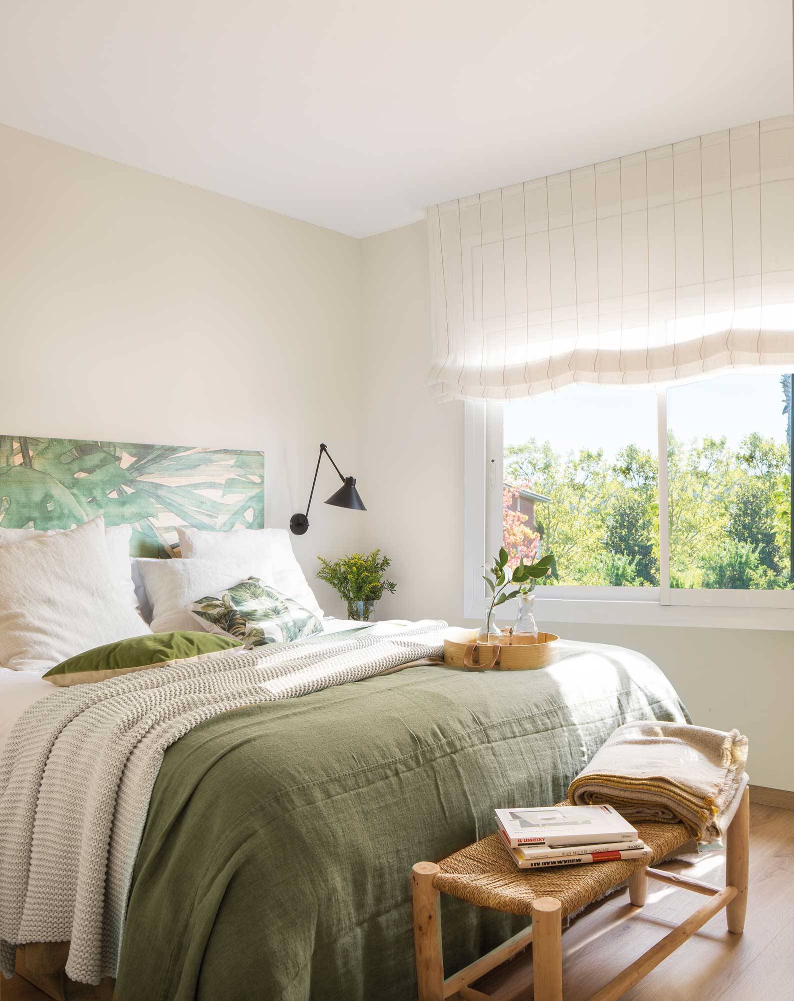 Dormitorio pequeño en blanco con cabecero de hojas_00503823