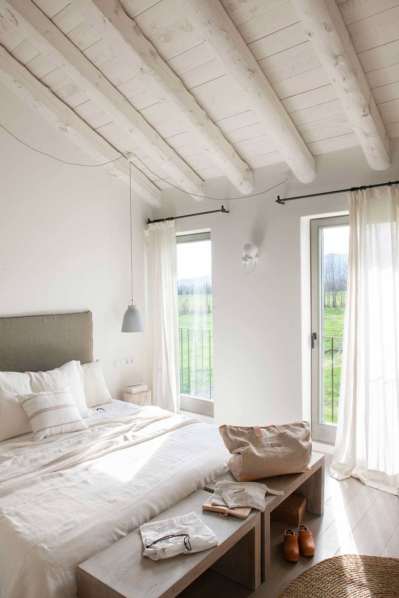 Dormitorio blanco con vigas de madera_00511634 O