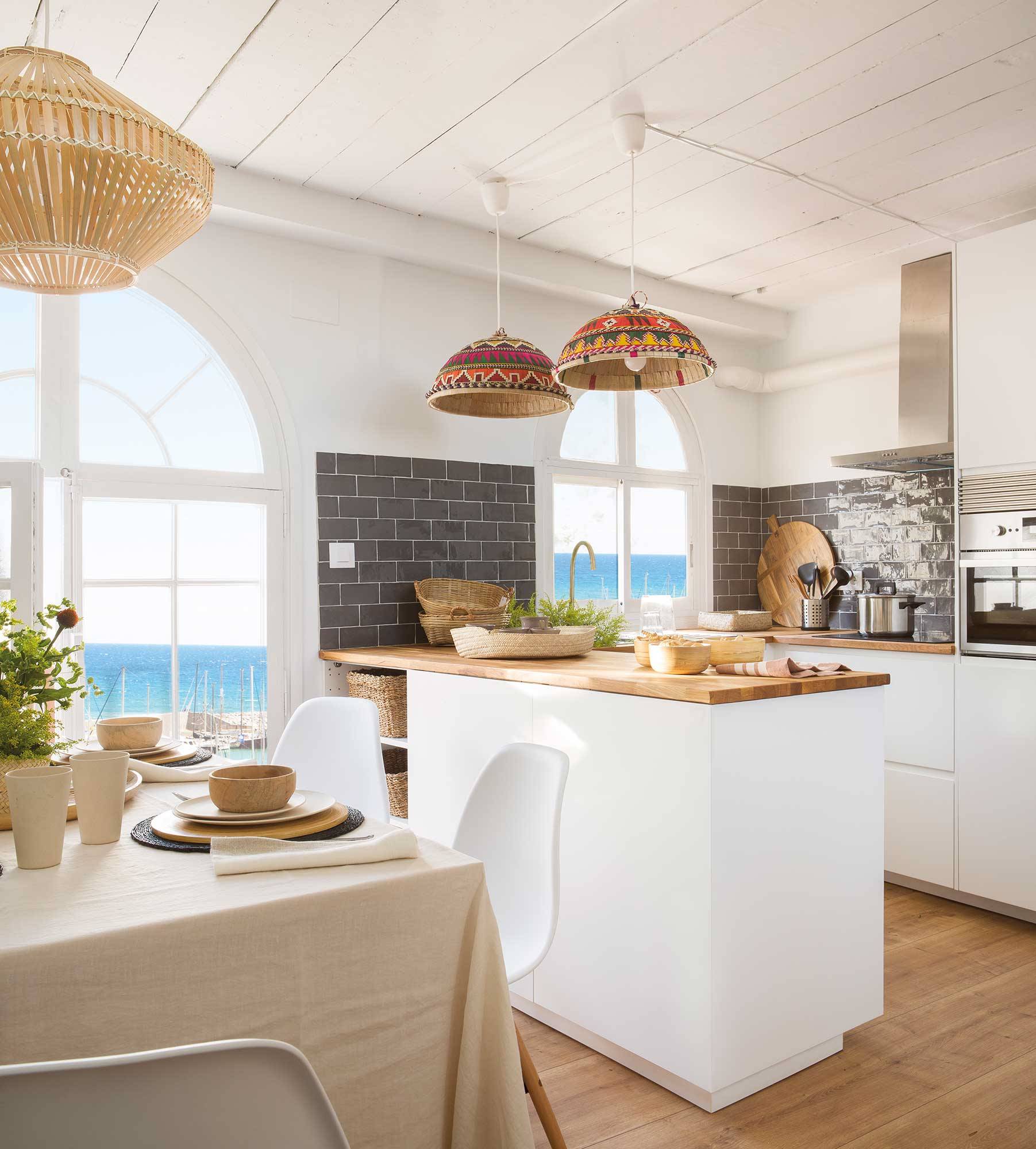 Cocina blanca con ventanas semicirculares con vistas al mar_00500447