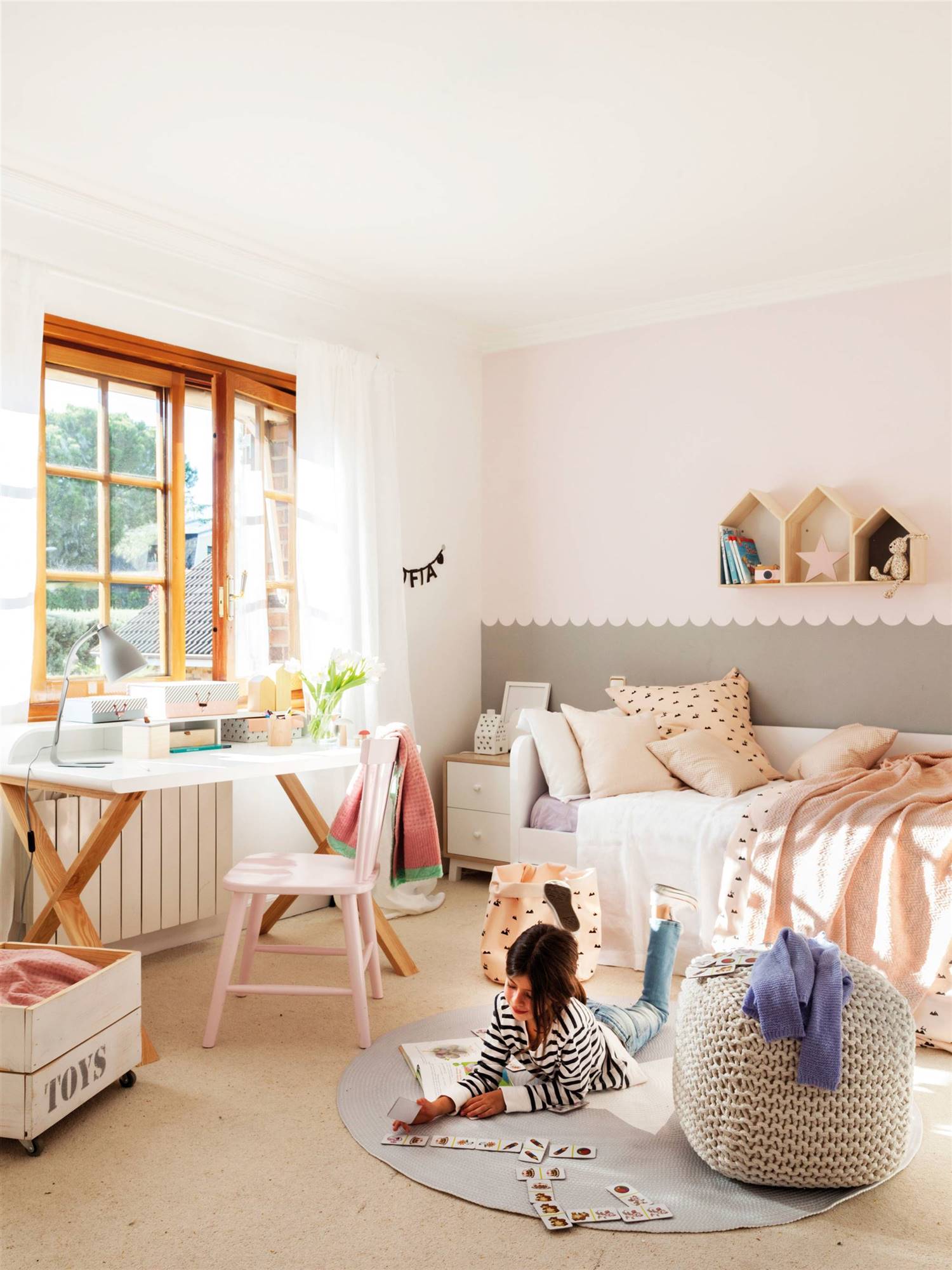 dormitorio infantil con mesa de escritorio blanca y de madera_00443166