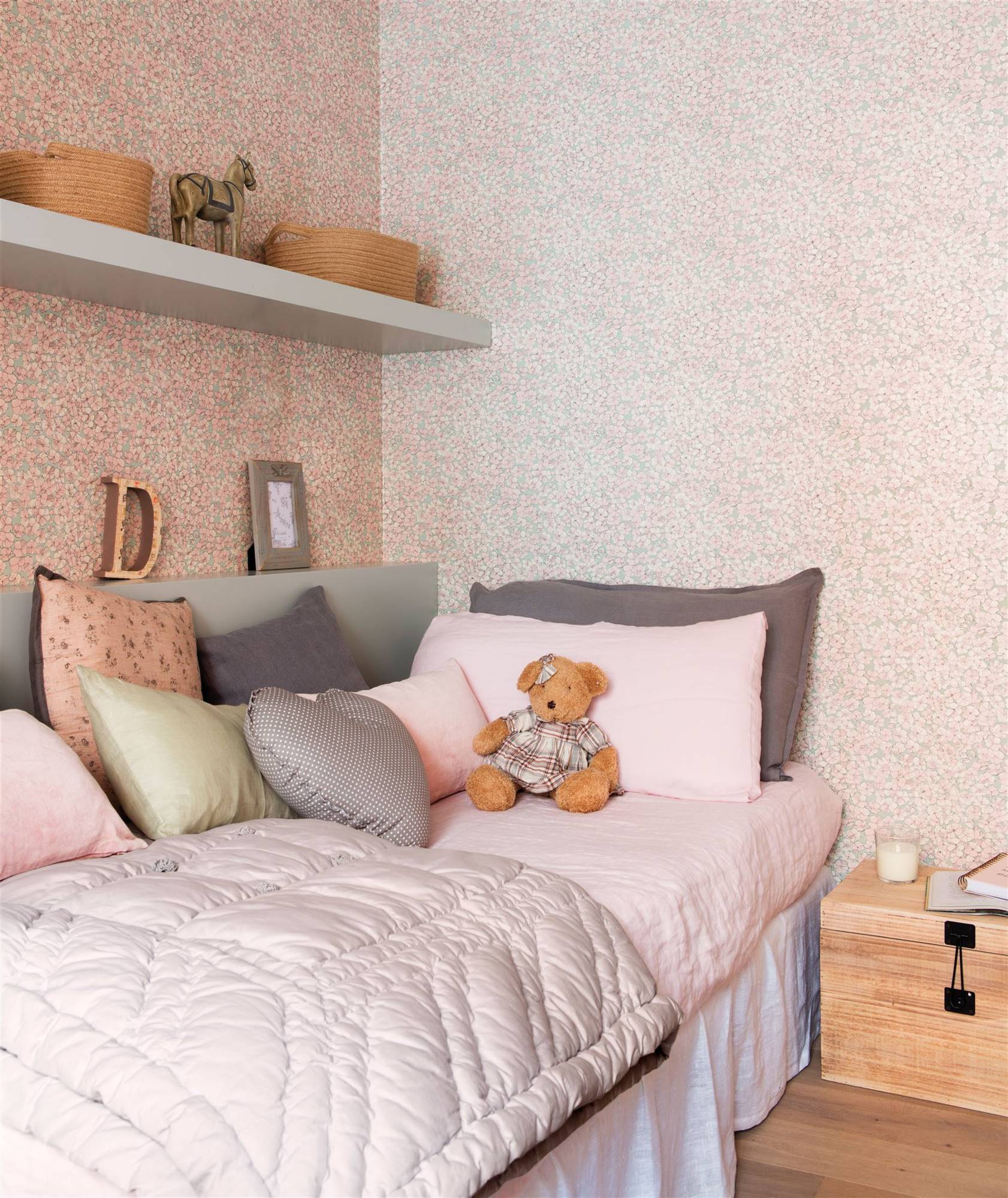 dormitorio infantil con papel pintado de flores_00451961