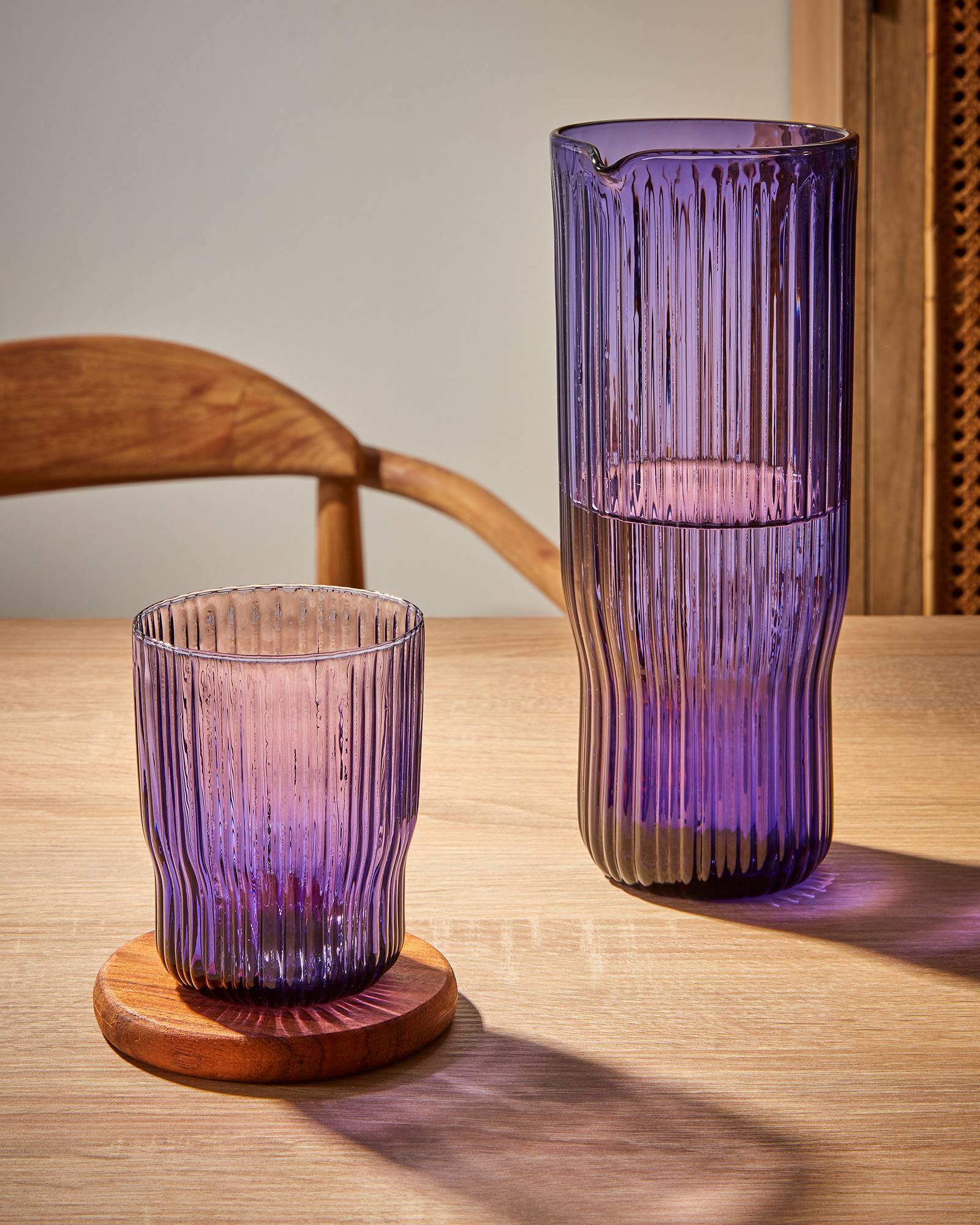 Vaso y jarra de cristal en color lila