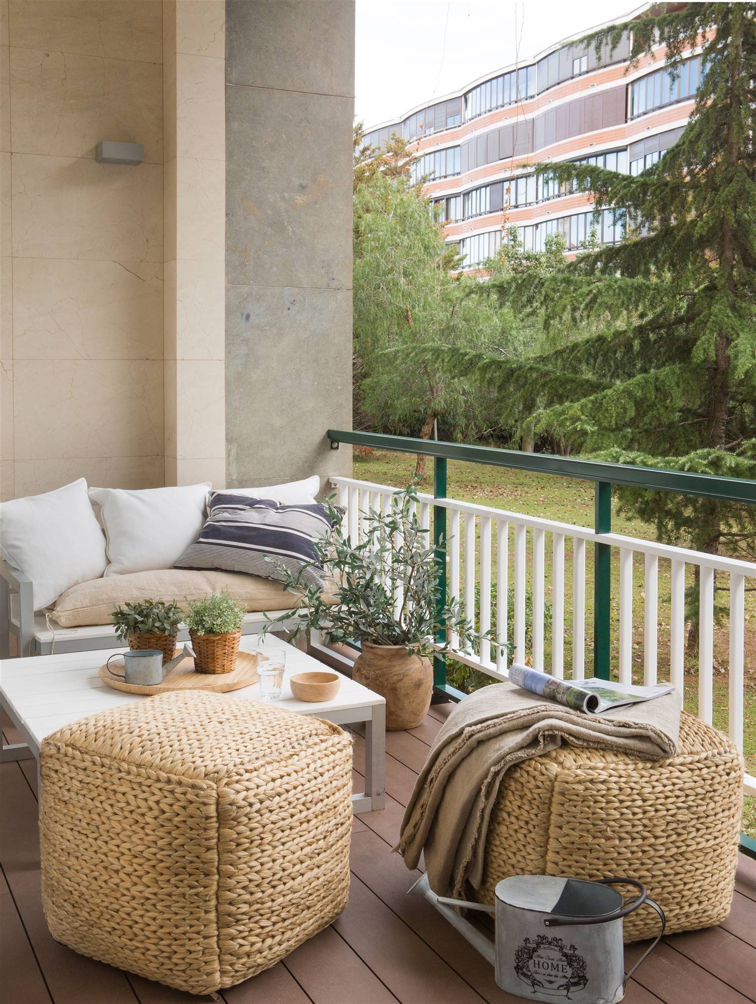 balcon con sofa mesa de centro y puff de fibras_00483296_O