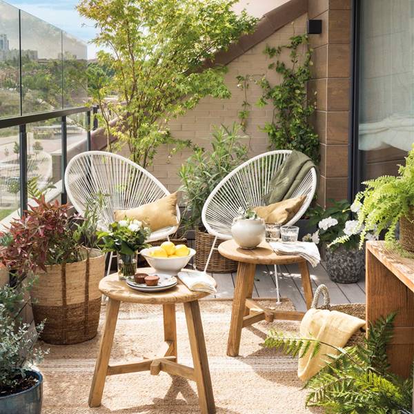 balcon-decorado-sillas-y-plantas 00511496
