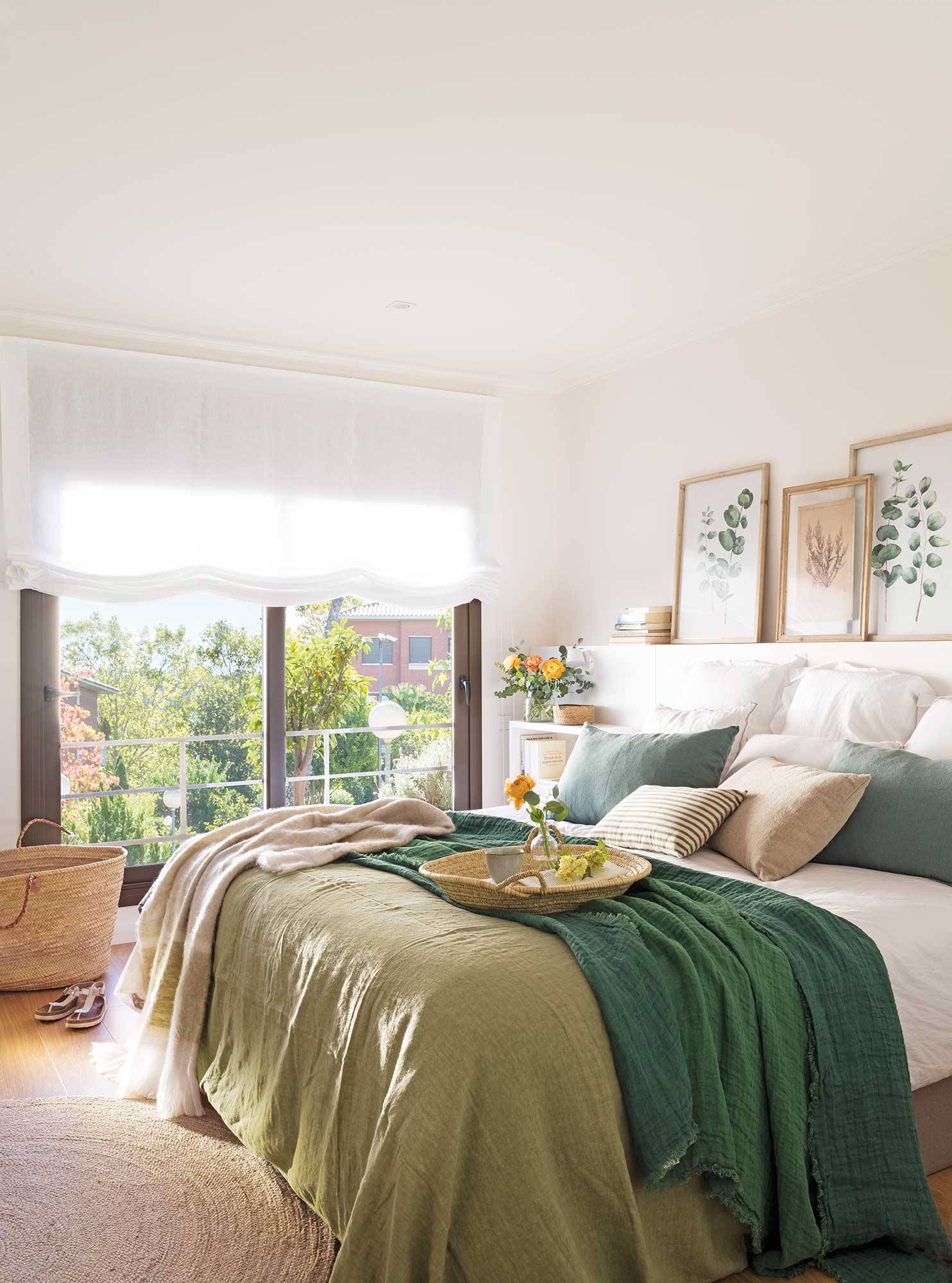 Dormitorio con ropa de cama verde y láminas de naturaleza_00501603