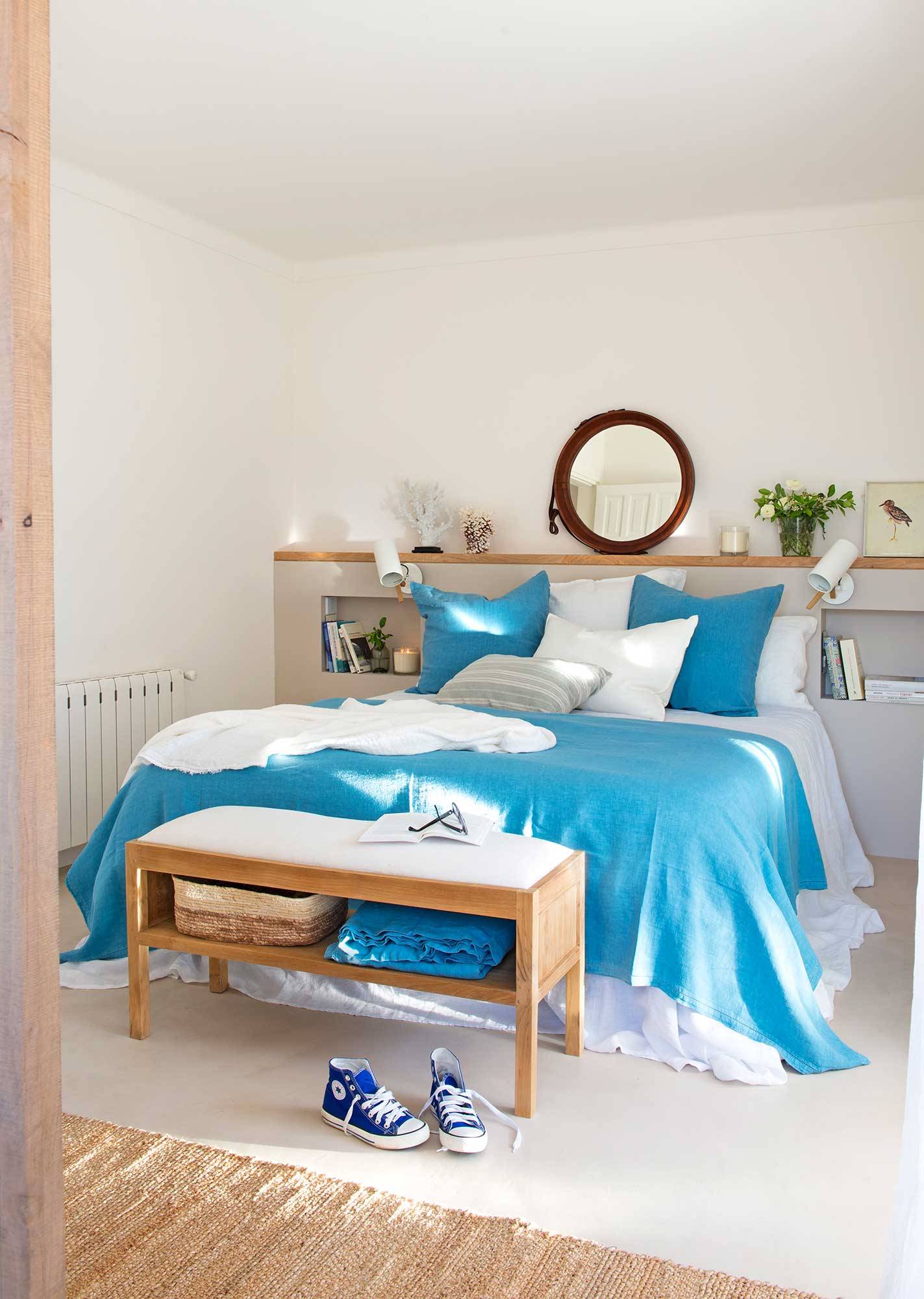 Dormitorio de primavera súper fresco en blanco y azul.