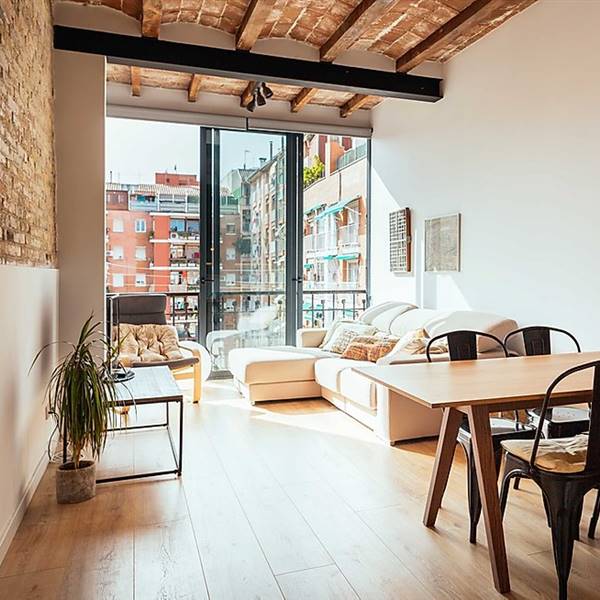 Casas de lectoras: la reforma del piso pequeño y modernista de Bea en Barcelona